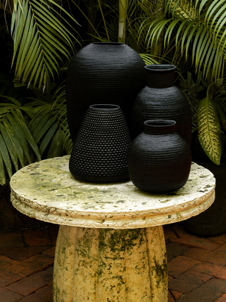 Contenedor de werregue negro - 49 Cm