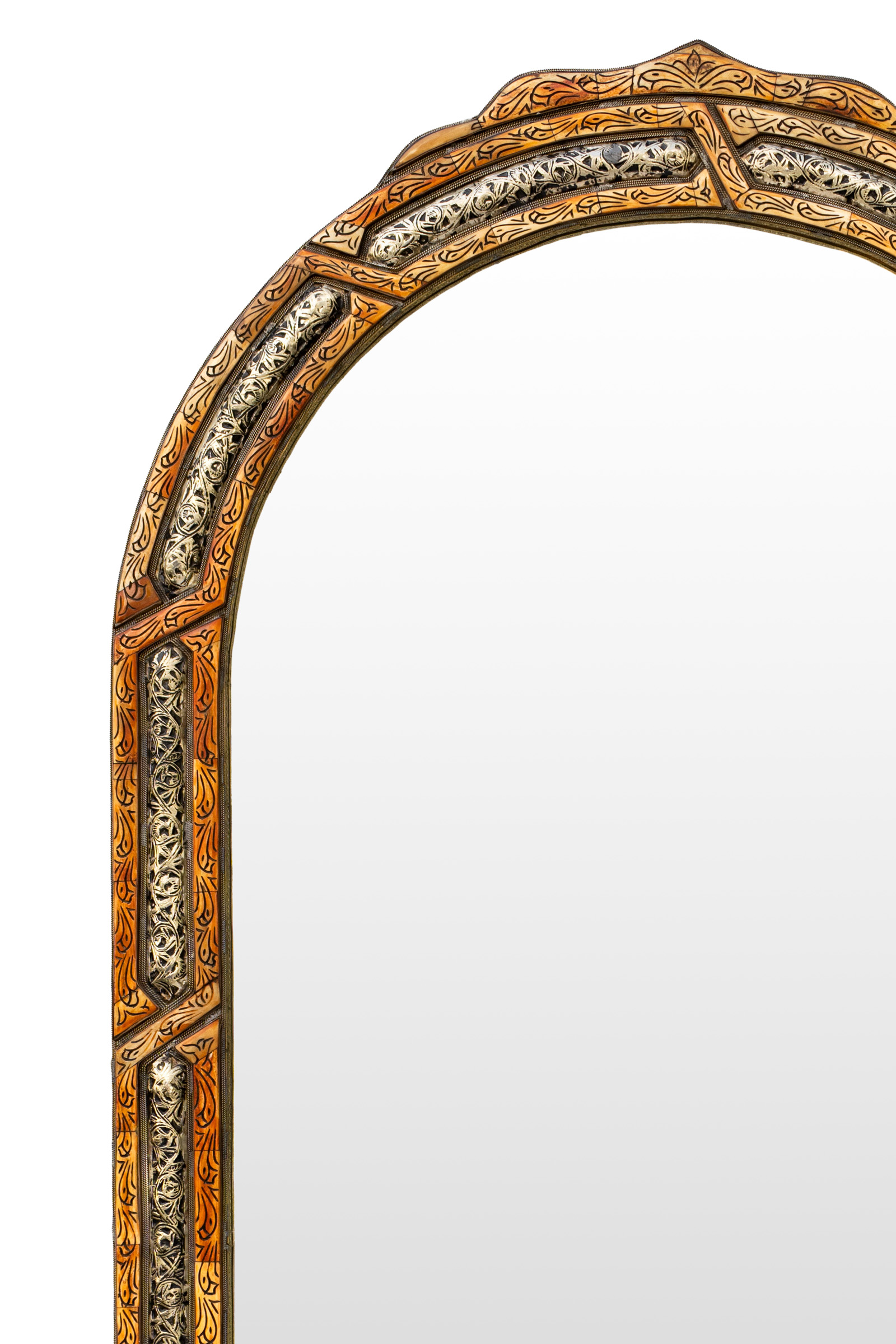 Espejo Marroqui forma de arco con incrustaciones de metal y hueso.