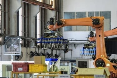 Special robot arm at a warehouse