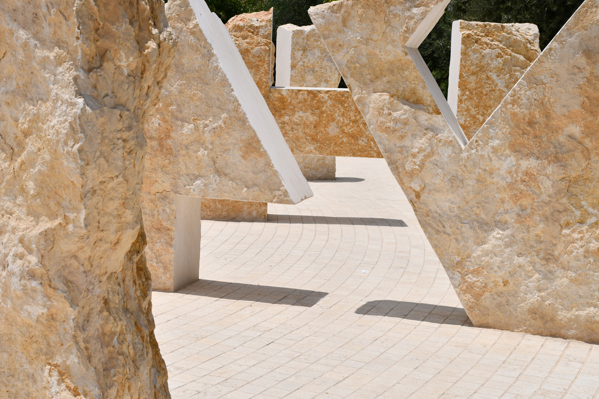 יואל שתרוג - אותיות - אדמה יוצרת - yoel sitruk