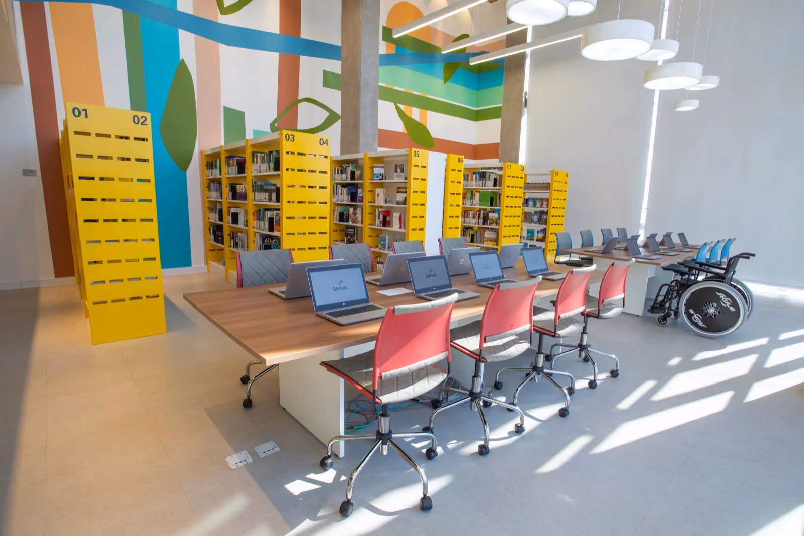 Combinação de cores em projetos de interiores institucionais e industriais