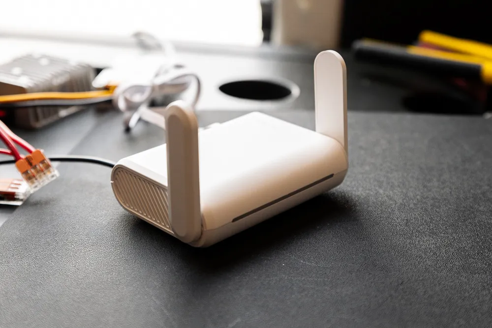 Close up on a small plain white router with two antennae sticking up