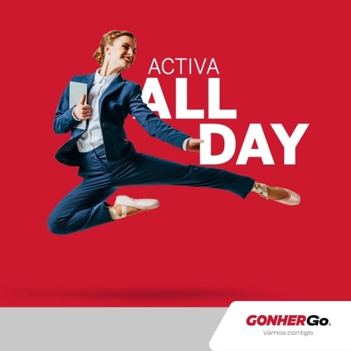 Publicación de Instagram con mujer ejecutiva con una libreta y título que dice Activa ALL DAY.