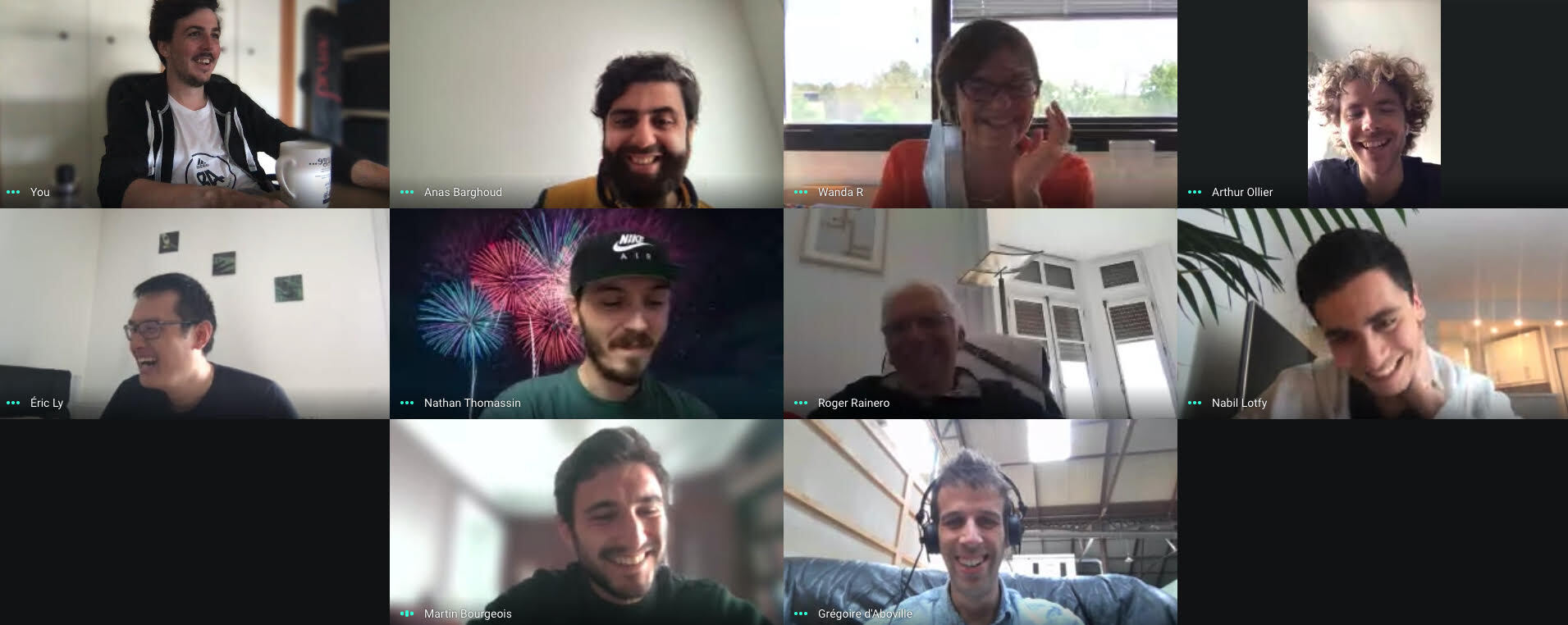 Photo de l'équipe MerciApp souriante et au complet de sa pause café virtuel bi-mensuelle