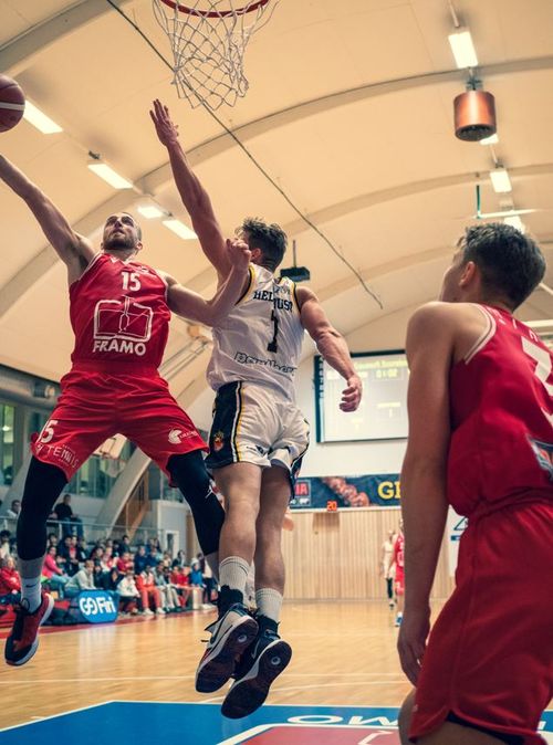 Mikkel Kolstad scorer mot Asker.