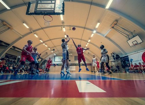 Ali Ouakkaha med en herlig drive og scoring i hjemmekampen Asker.