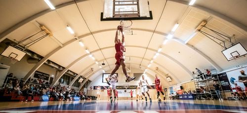 Eivind Lamo med en heftig dunk i kampen mot Cenrum Tigers.