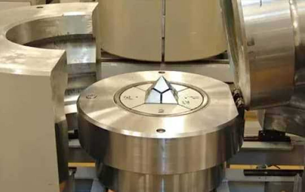 Image of an HPHT Bars Press Machine