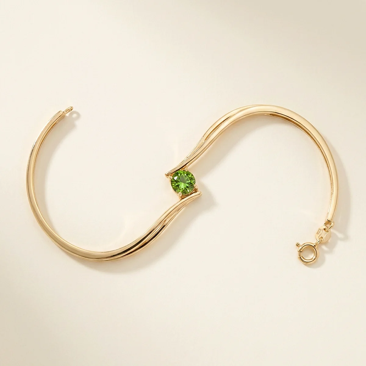 A 1ct green round diamond on a yellow gold bracelet, custom-designed by Eterneva to honor the remarkable Puppet.