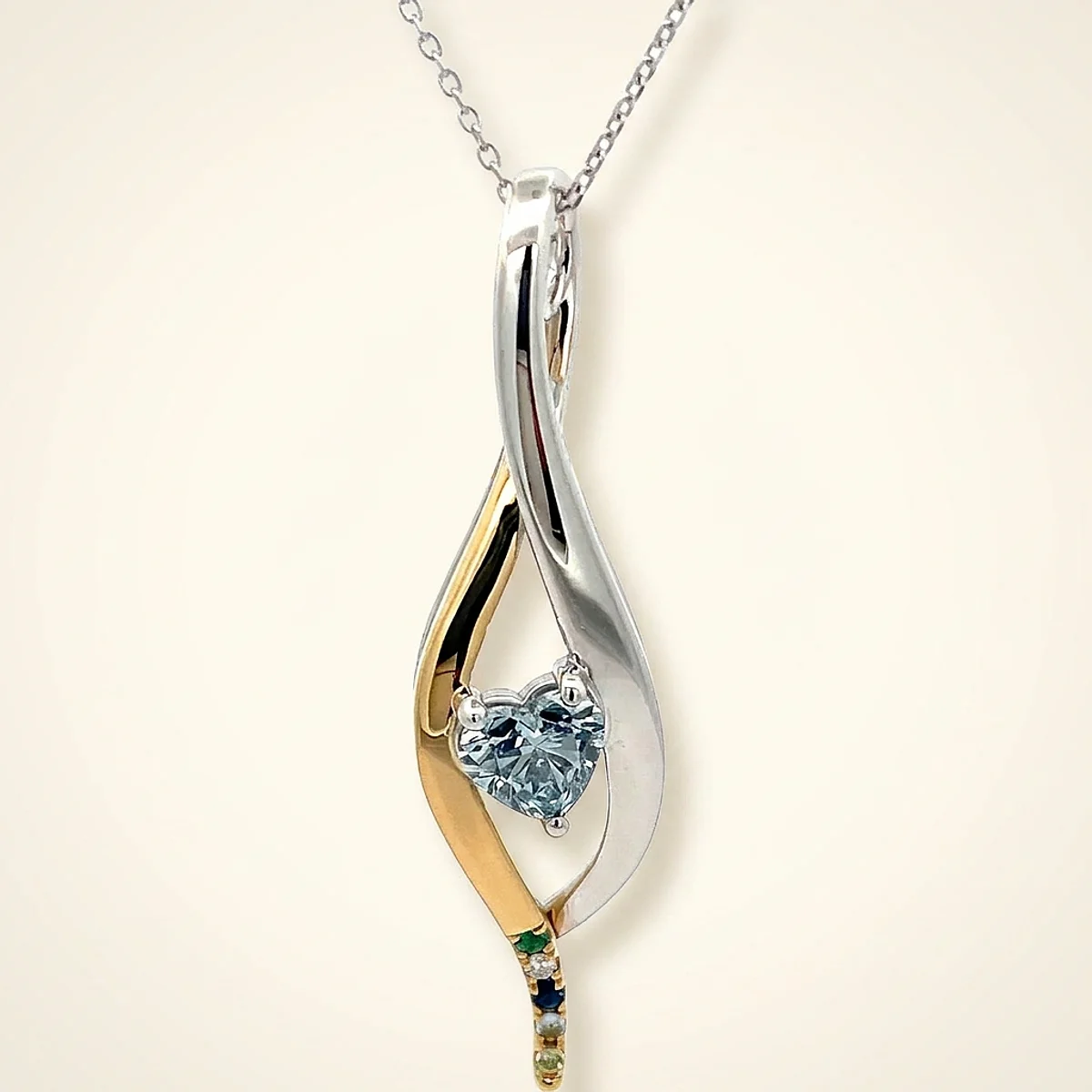 A 1ct blue heart diamond on a mixed metal necklace, custom-designed by Eterneva to honor the remarkable Kimberly.