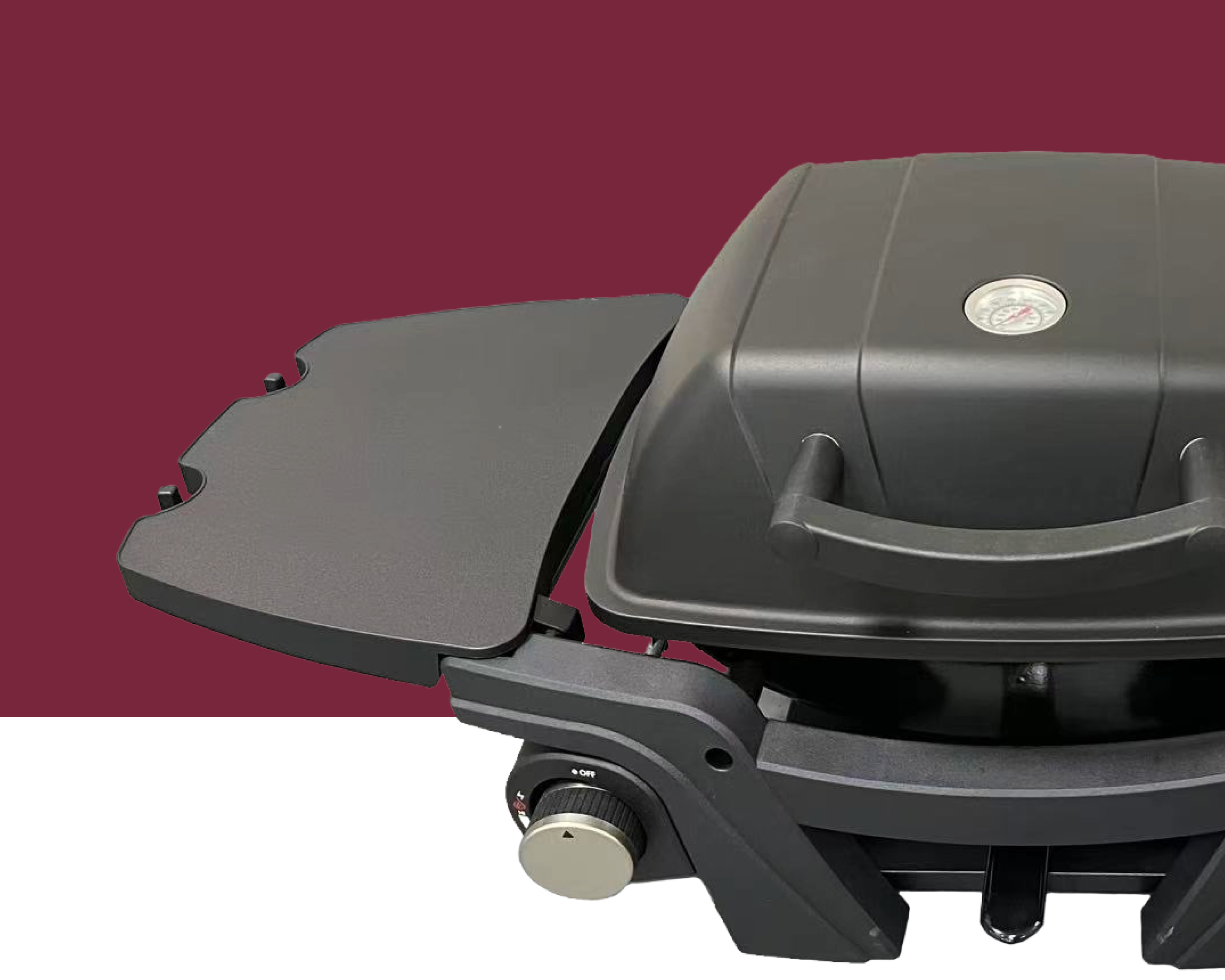 Potenza e versatilità in formato portatile: il nuovo barbecue a gas porta l’esperienza della grigliata a un livello superiore grazie ai bruciatori a potenza regolabile, con la possibilità di configurarlo anche con 2 bruciatori indipendenti, ideali per cucinare diversi alimenti contemporaneamente. La doppia piastra in ghisa smaltata assicura un’eccellente capacità di mantenimento del calore e conferisce alle pietanze la caratteristica rosolatura professionale. Per garantire una cottura uniforme, il barbecue è dotato di un deflettore che ottimizza la diffusione del calore, mentreil termometro integrato sul coperchio consente di monitorare costantemente la temperatura interna senza
disperdere calore. Robusto, stabile e pratico, presenta una camera di combustione e un coperchio resistenti alle alte temperature, gambe in nylon ultra-durature e una vaschetta raccogli-grasso estraibile per facilitare le operazioni di pulizia. I ripiani laterali smontabili offrono spazio aggiuntivo per utensili e ingredienti, mantenendo tutto sempre a portata di mano. È la scelta ideale per chi desidera prestazioni elevate, affidabilità e libertà di utilizzo ovunque.