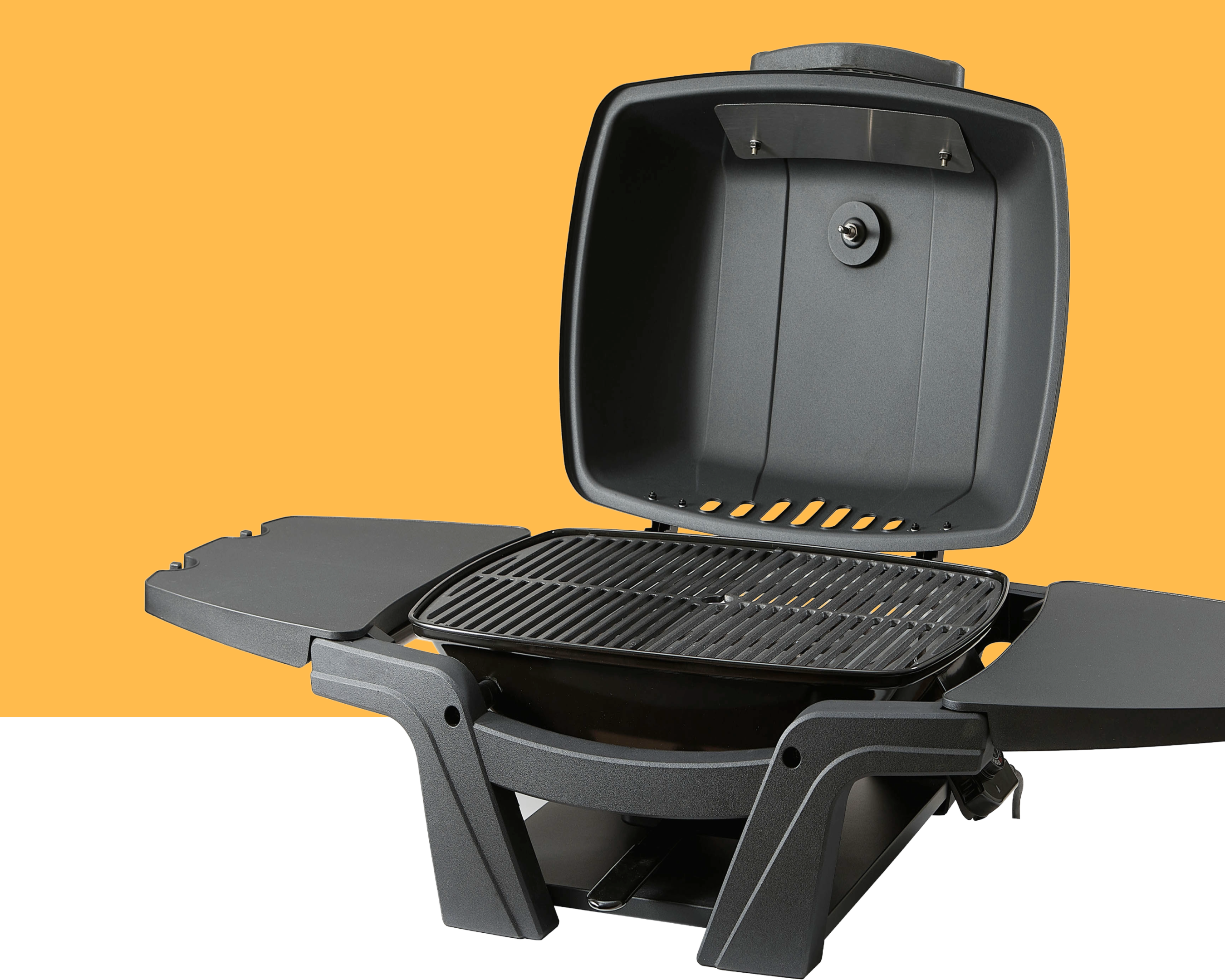Compatto, elegante e sempre pronto all’uso: questo barbecue elettrico portatile è perfetto per chi ama grigliare ovunque, dal balcone al campeggio, con la massima praticità. La struttura in acciaio con coperchio verniciato a polvere garantisce solidità e resistenza nel tempo, mentre la piastra in ghisa smaltata assicura una cottura uniforme e saporita grazie all’ottima distribuzione del calore. La potenza regolabile permette di adattare la temperatura in modo preciso alle diverse esigenze di cottura, mentre il termometro integrato nel coperchio consente di controllare il livello di calore senza aprire la griglia. Grazie alla praticità del design, alle gambe in nylon resistenti e alla vaschetta raccogli-grasso facilmente estraibile, il barbecue è semplice da trasportare e ancora più facile da pulire. Anche in questo modello sono presenti i ripiani laterali smontabili, utili per avere utensili e ingredienti sempre a portata di mano. Si adatta perfettamente a ogni spazio ed è ideale per chi cerca la massima comodità senza rinunciare al gusto autentico della grigliata.