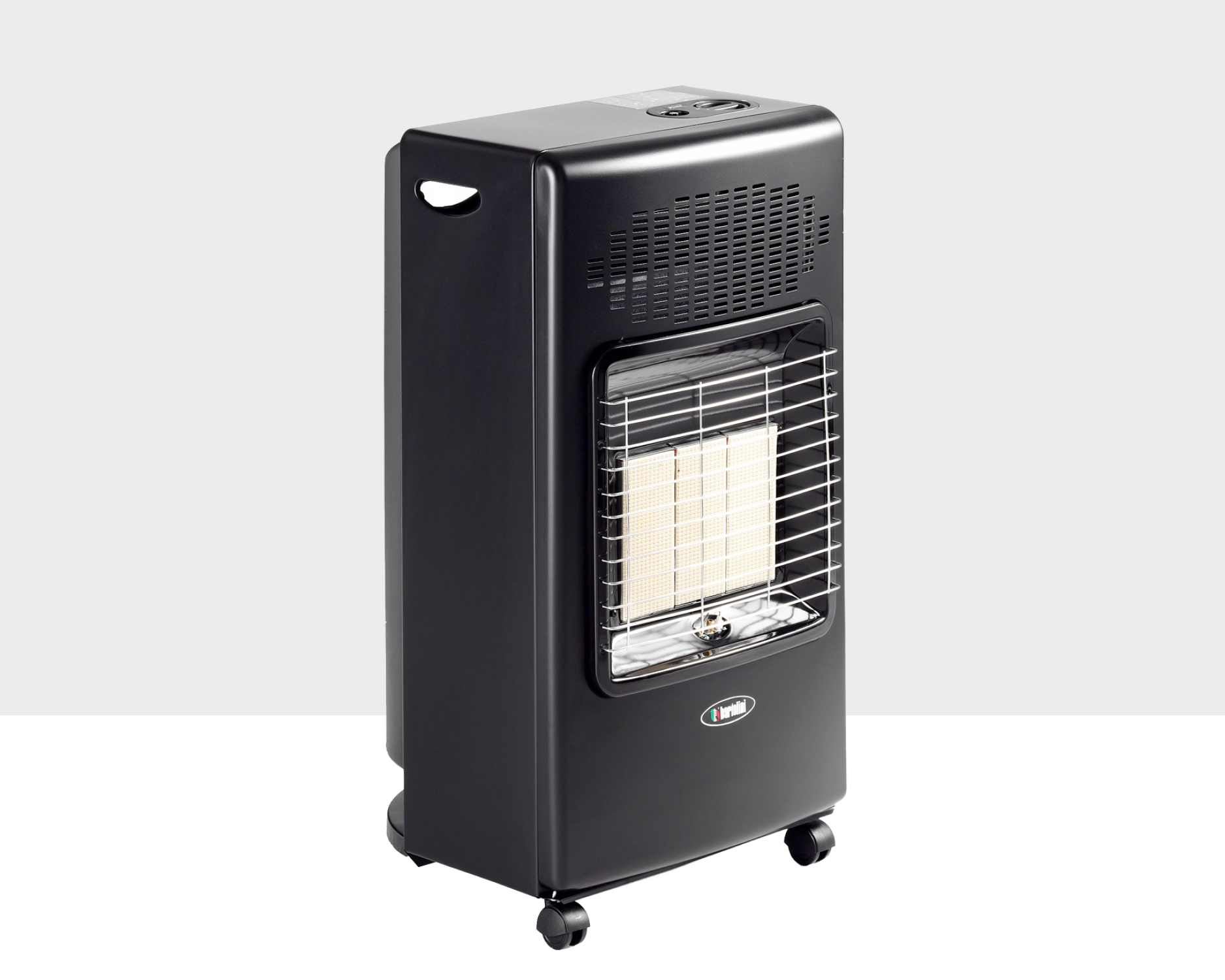 Pullover Turbo Plus è la Termoventilata Infrarossa di Bartolini, dalla linea semplice ed elegante, alla tradizionale potenza del gas si aggiunge una doppia resistenza elettrica da 2000 Watt, con una ventilazione tangenziale potente e silenziosa.
Il bruciatore infrarosso Bartolini offre un riscaldamento semplice e veloce, grazie al gruppo radiante a piastre ceramiche modulabile che permette di erogare fino a 4200 Watt. 
Il modello Turbo Plus garantisce la scelta tra tre livelli di potenza gas e ventilazione, termoventilazione 1000 Watt, termoventilazione 2000 Watt.
Le quattro ruote piroettanti rinforzate ruotano a 360° assicurando un pratico spostamento in qualsiasi direzione e su qualsiasi tipo di pavimento.
Alimentata con miscela GPL in bombole fino a 15kg.