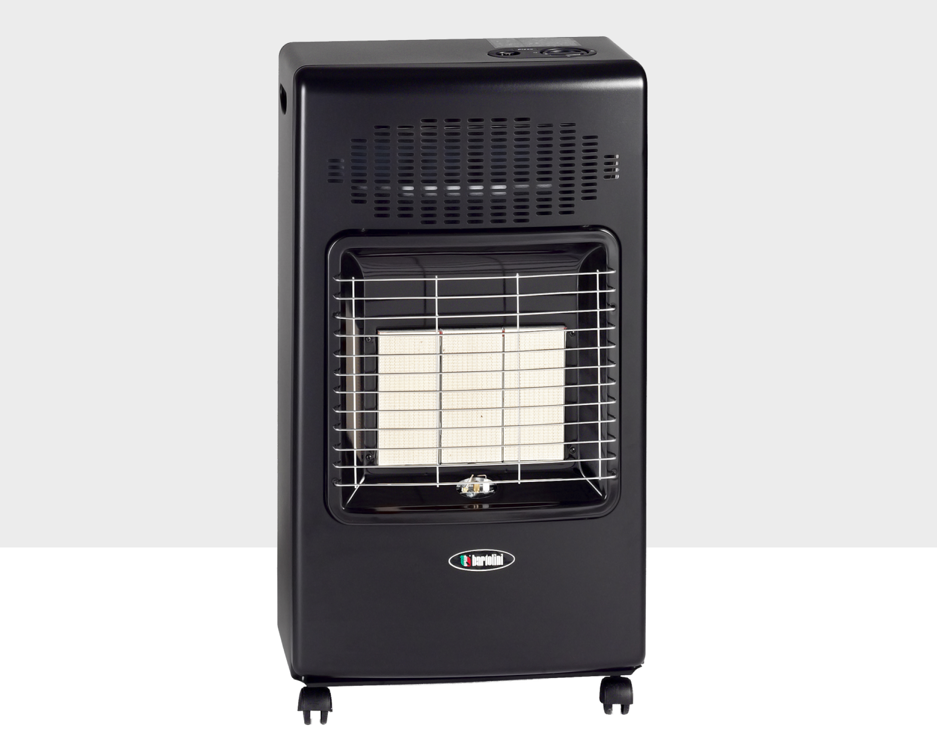 Primavera Turbo Plus è la Termoventilata Catalitica ecologica di Bartolini, alla tradizionale potenza del gas si aggiunge una doppia resistenza elettrica da 2000 Watt, con una ventilazione tangenziale potente e silenziosa.
Il modello Turbo Plus garantisce un riscaldamento pulito, senza emissione di cattivi odori.
Combustione in assenza di fiamma, moto convettivo naturale o forzato, combustione ottimale con la catalizzazione al platino e funzione di autopulizia del pannello per garantire sempre la massima efficienza.
Possibilità di scegliere tra tre livelli di potenza gas e in aggiunta ventilazione, termoventilazione 1000 Watt e termoventilazione 2000 Watt.
Le quattro ruote piroettanti rinforzate ruotano a 360° assicurando un pratico spostamento in qualsiasi direzione e su qualsiasi tipo di pavimento.
Viene alimentata con miscela GPL in bombole fino a 15kg.