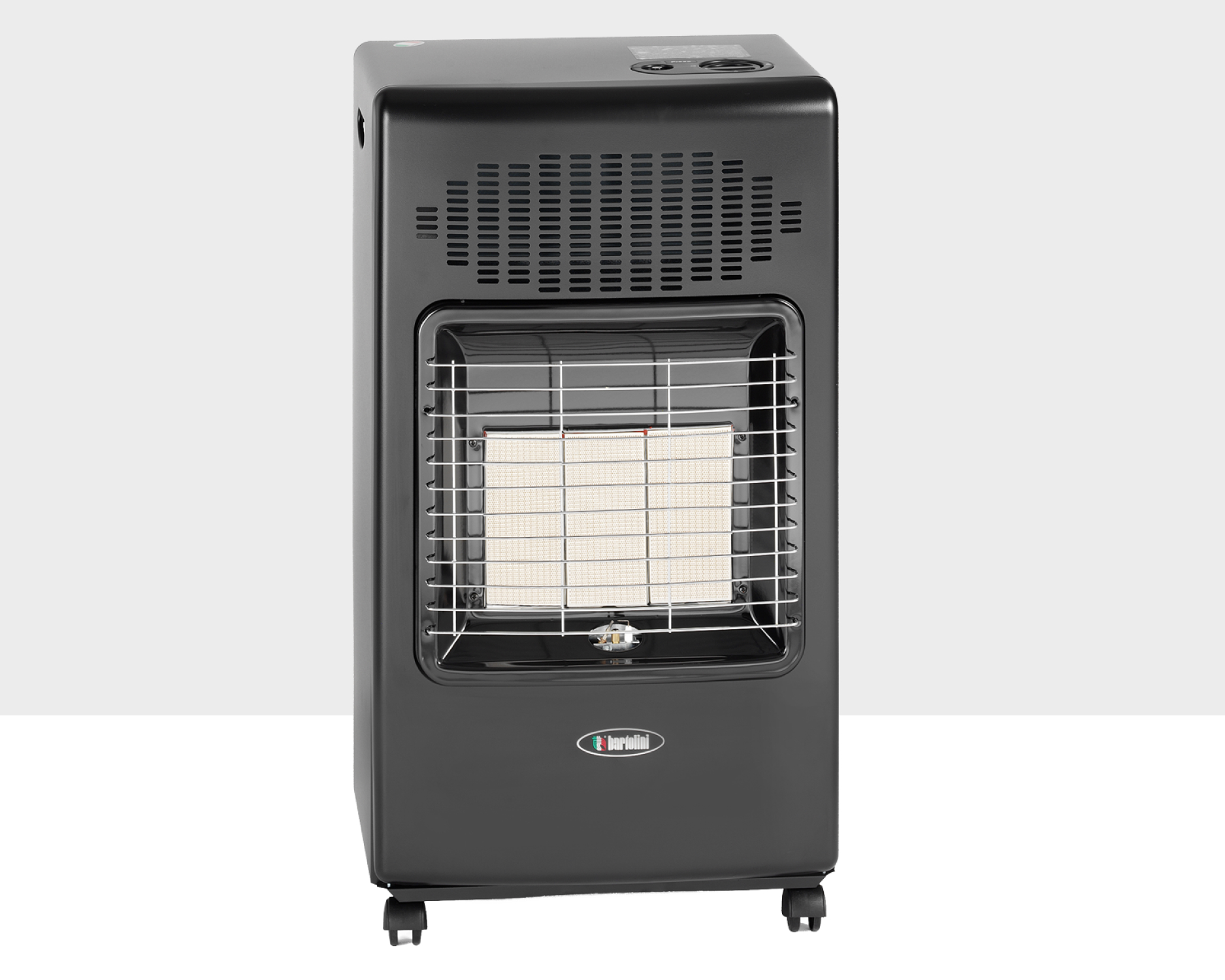 Helios con la sua struttura solida ed ampia abbina la facilità di utilizzo all’efficienza. Il bruciatore infrarosso Bartolini offre un riscaldamento semplice e veloce, grazie al gruppo radiante a piastre ceramiche modulabile che permette di erogare fino a 4200 Watt. Perfetta per chi ama il calore del “fuoco”, questa stufa ad infrarosso presenta una combustione ben visibile e garantisce un’elevata capacità di irraggiamento. Possibilità di scegliere tra tre livelli di potenza, 1400W, 2800W, 4200W.
Le quattro ruote piroettanti rinforzate ruotano a 360° assicurando un pratico spostamento in qualsiasi direzione e su qualsiasi tipo di pavimento.
Alimentata con miscela GPL in bombole fino a 15kg.