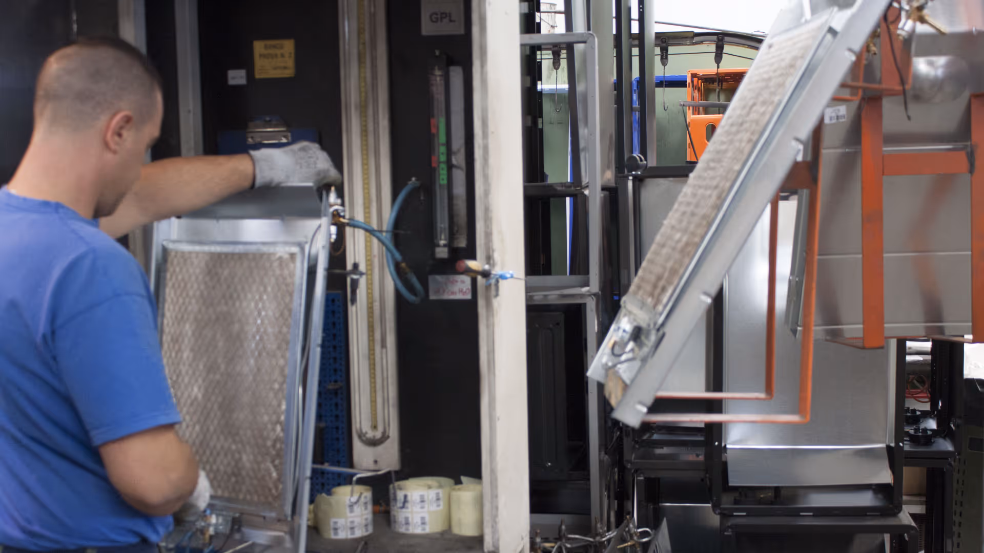 Un nostro addetto mola un prototipo: ci vogliamo presentare così