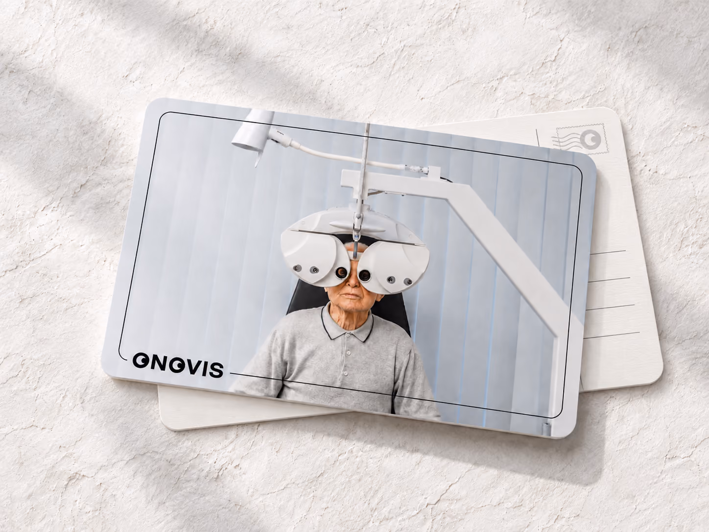 Teamfoto von Onovis auf einer gedruckten Karte der Augenarztpraxis