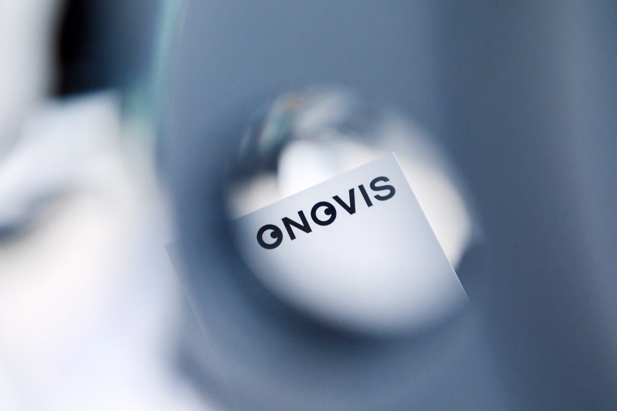 Detailaufnahme des Logos der Augenarztpraxis Onovis