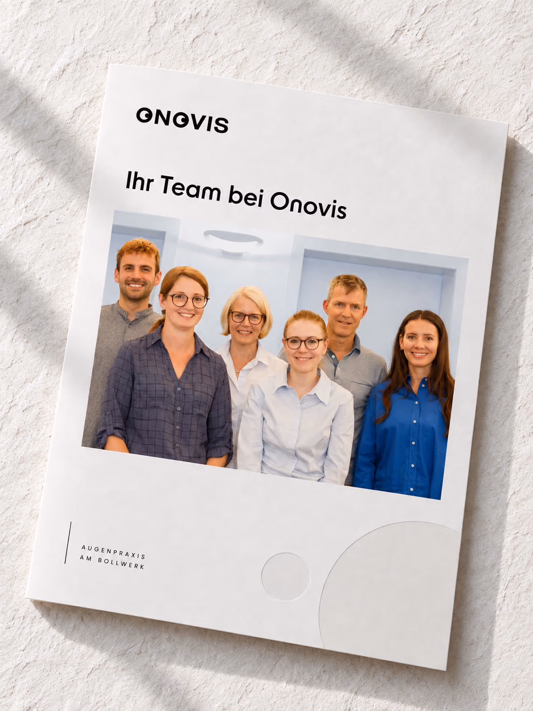 Broschüre mit Teamfoto der Augenarztpraxis Onovis in Bern