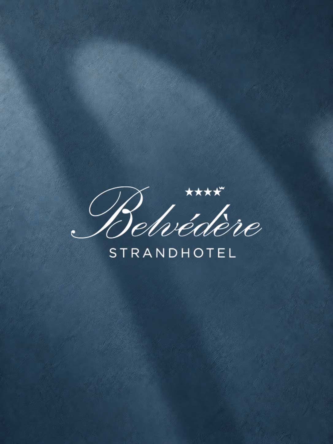 Weisses Logo des Belvédère Strandhotels auf blauem Hintergrund