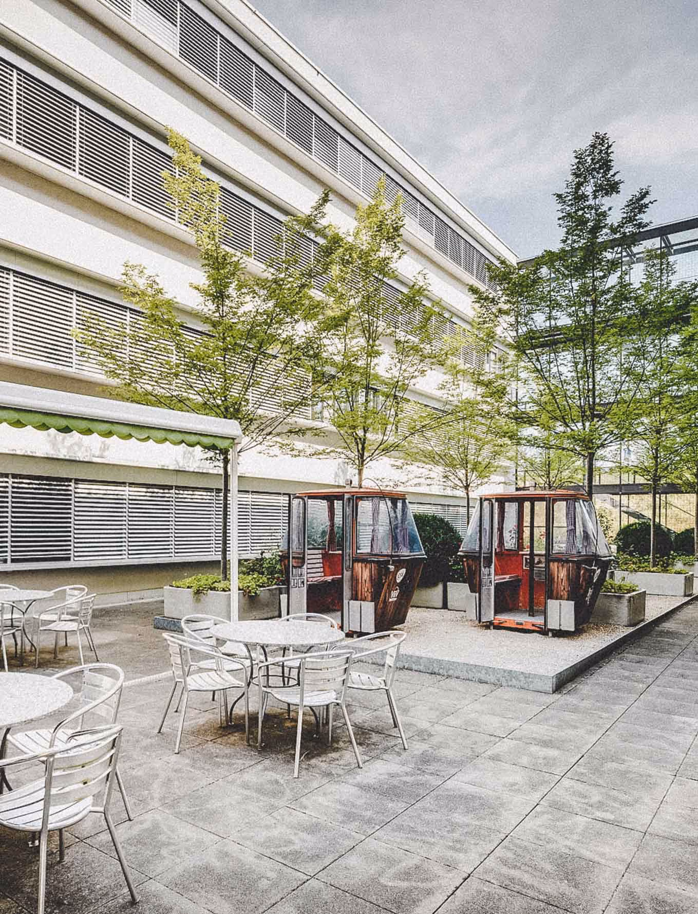 Architekturfotografie des Nauticus Business Centers mit begrüntem Innenhof