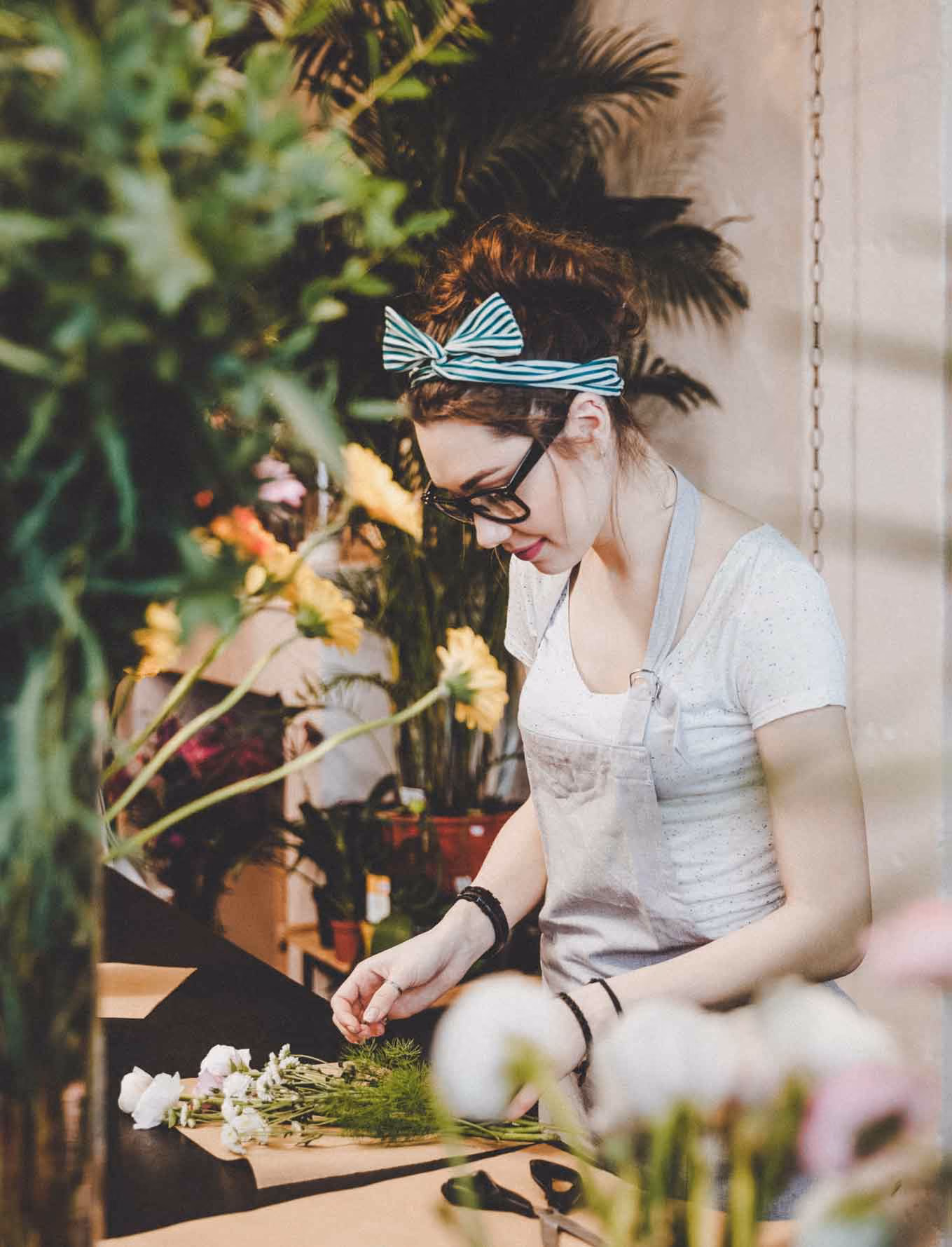 Floristin bei der Arbeit – Bildwelt für Maison Flora