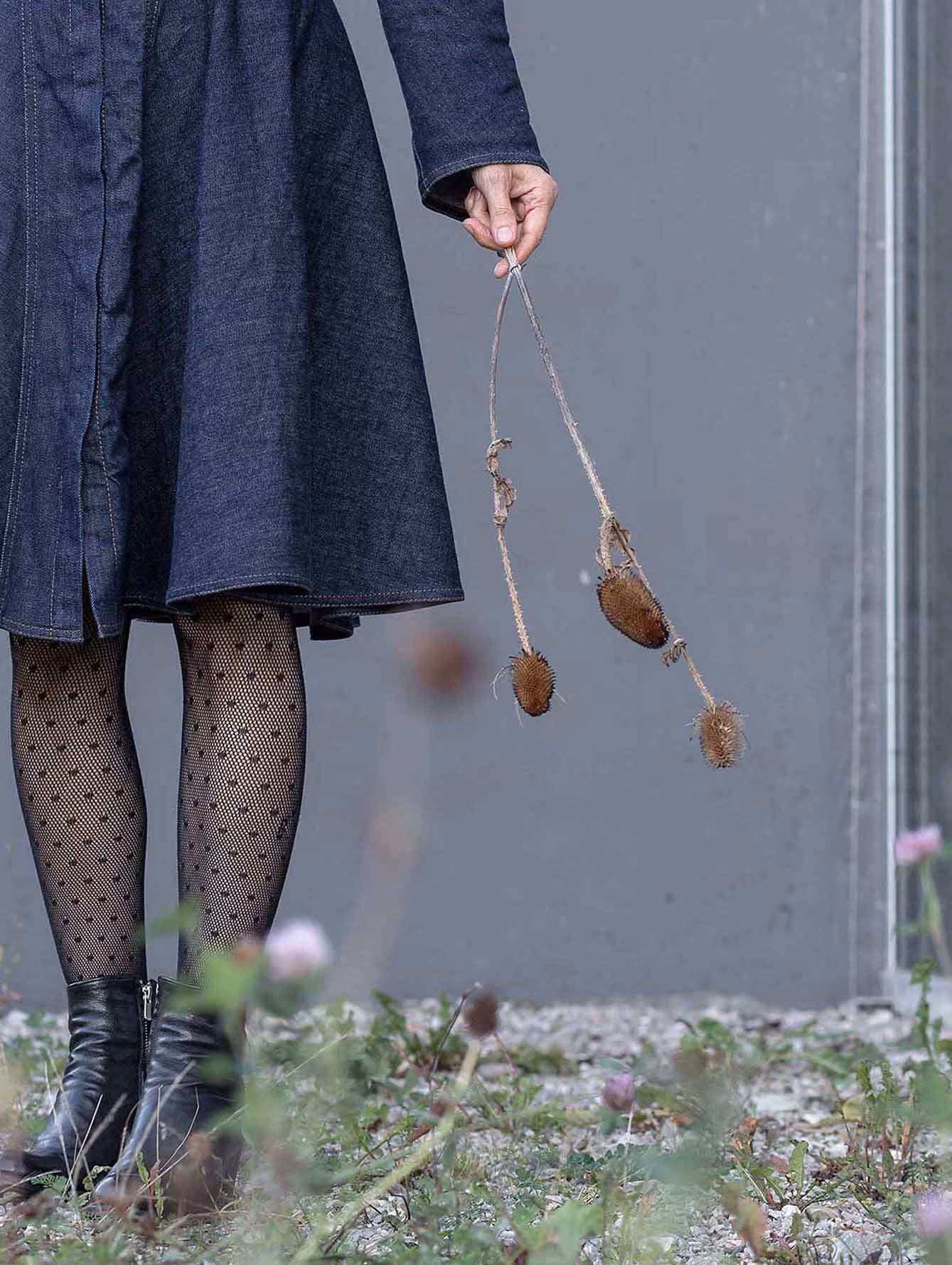 Porträtfotografie von Eva Schwaar mit blauen Kleidern im Freien