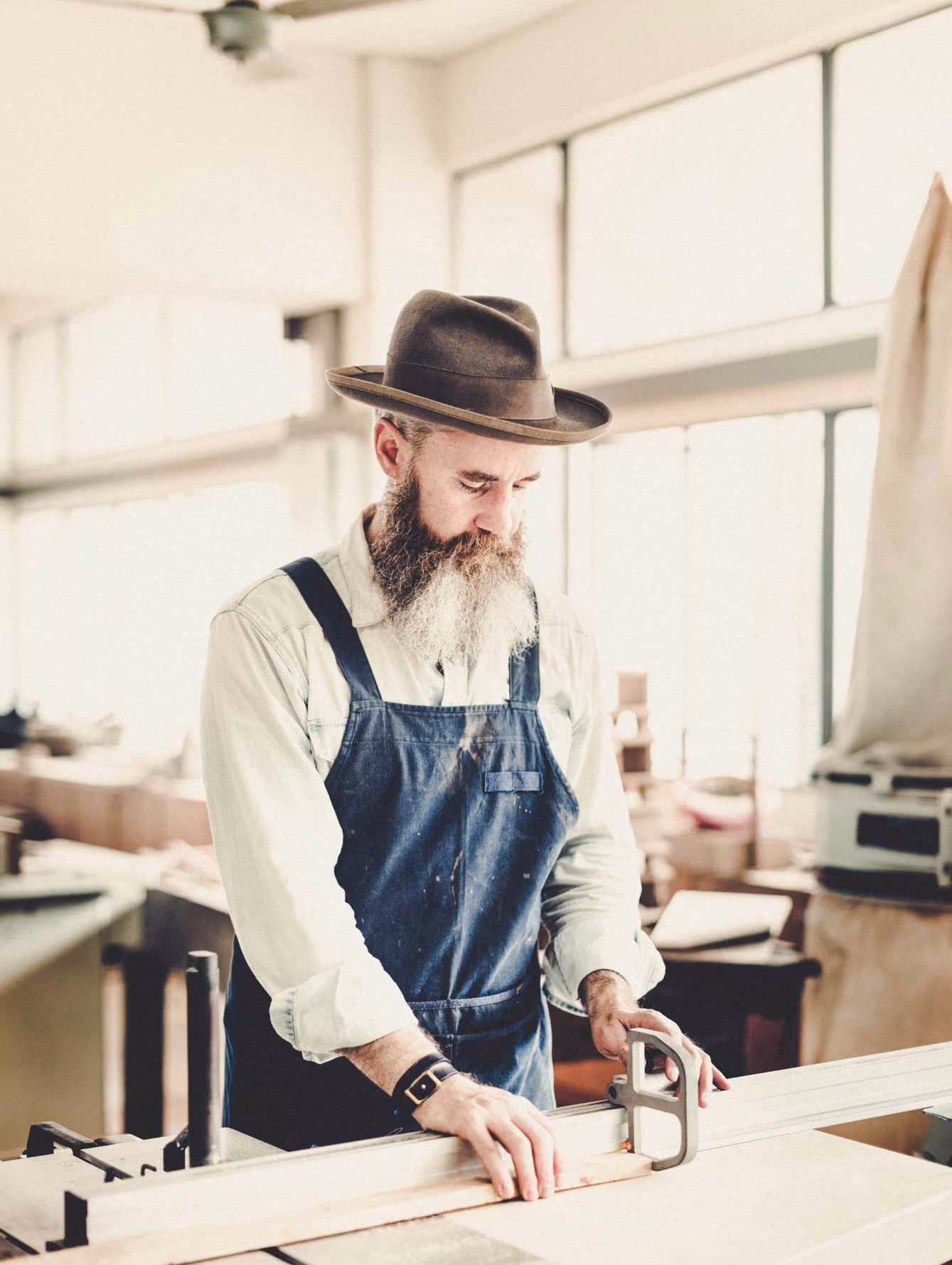 Porträt des Schreiners Anatolio Livio bei der Arbeit in der Werkstatt