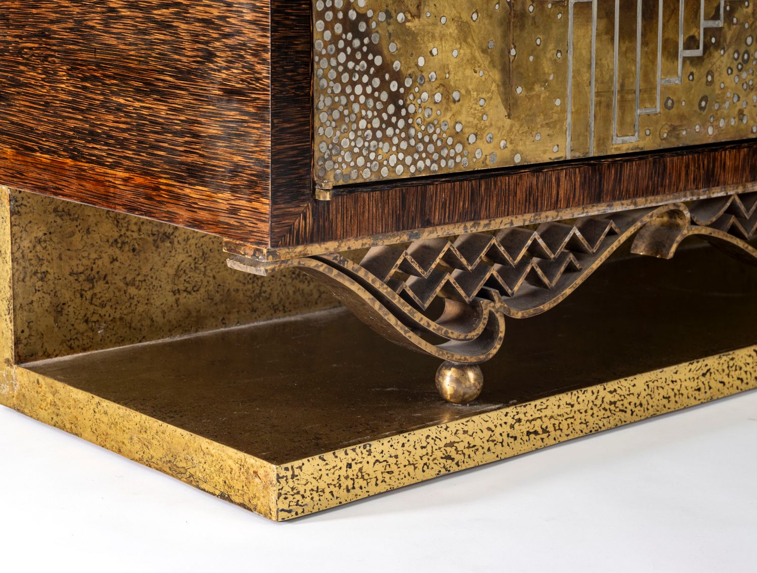 Buffet en bois de palmier, sycomore et dinanderie en argent, or et cuivre, base en laiton patiné, Pièce unique signée du monogramme d'Eugène Printz