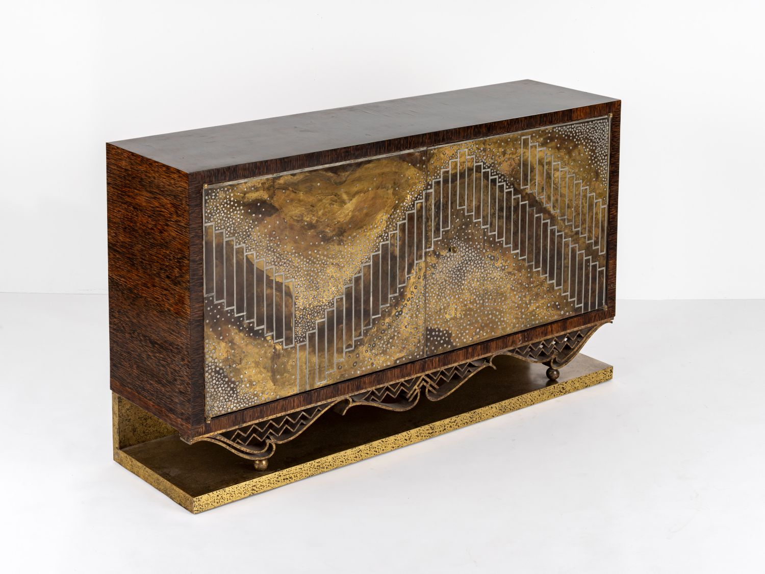 Buffet en bois de palmier, sycomore et dinanderie en argent, or et cuivre, base en laiton patiné, Pièce unique signée du monogramme d'Eugène Printz