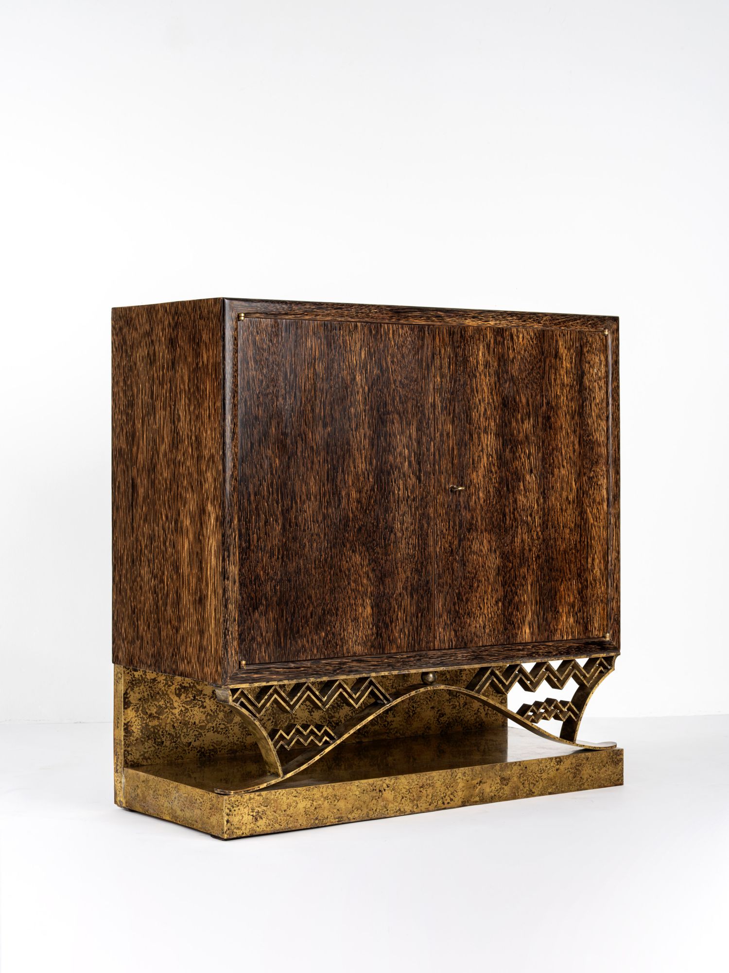 Sideboard in palmwood, sycamore and patinated brass base 