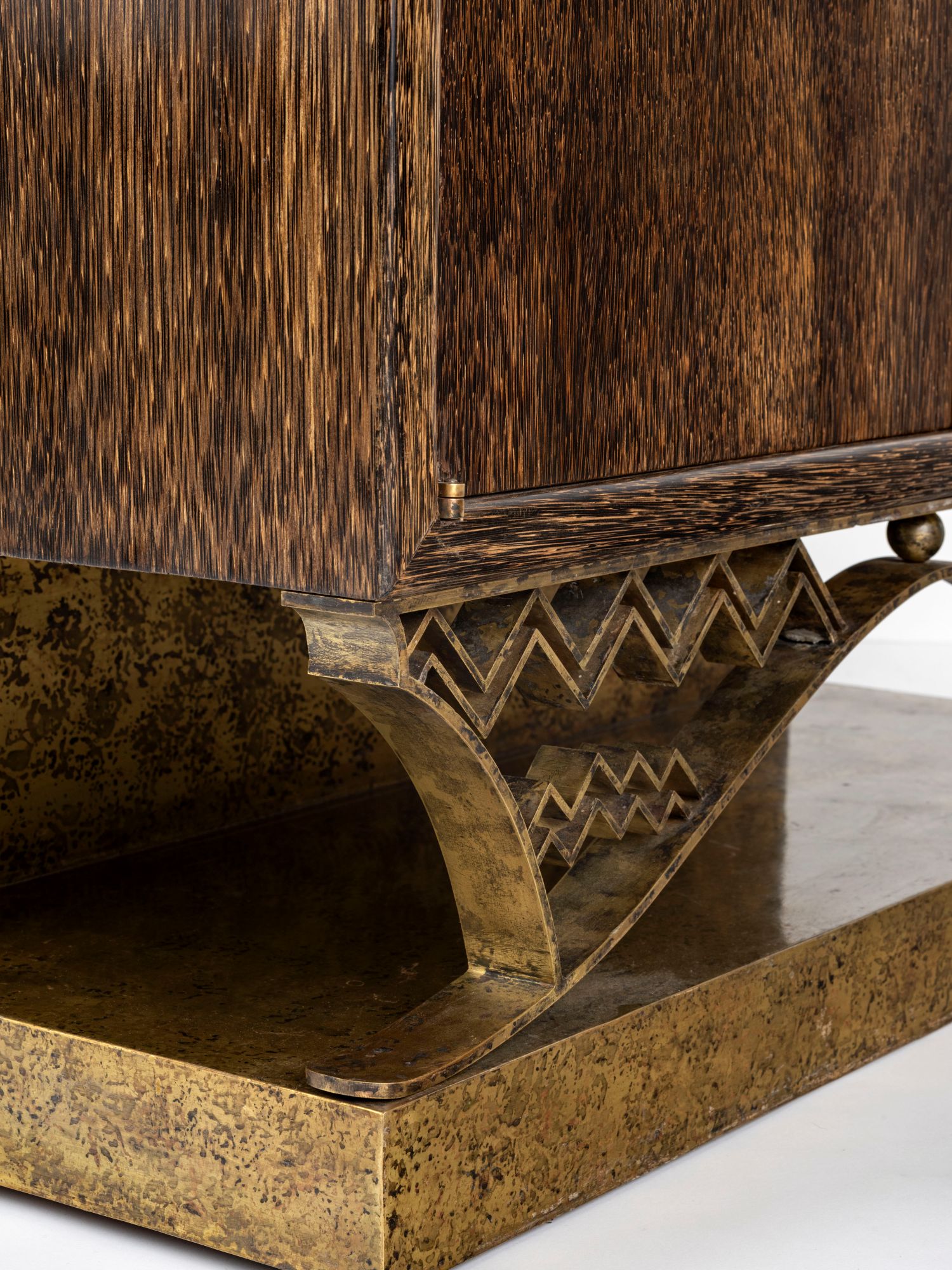 Sideboard in palmwood, sycamore and patinated brass base 