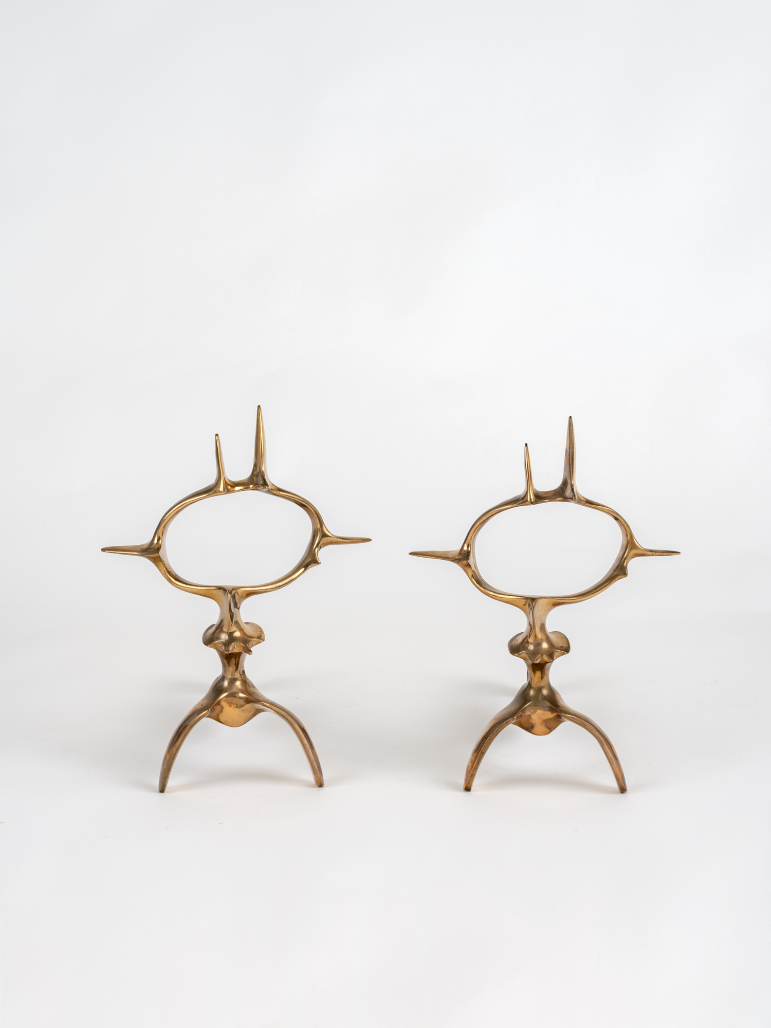 Paire de chenets en bronze doré et fer forgé, signés et numérotés