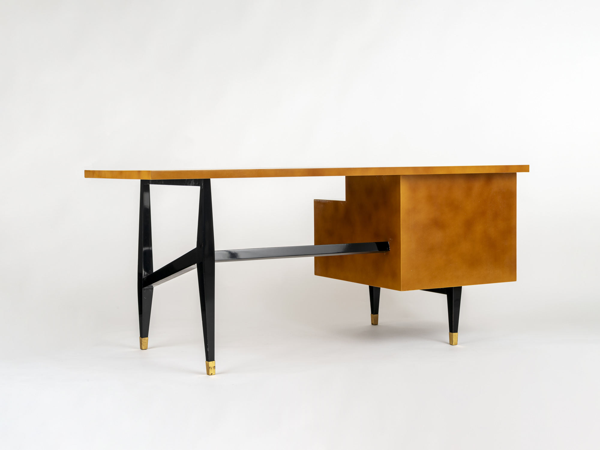 Bureau en laque, pièce unique, dans le livre de référence de Raphaël