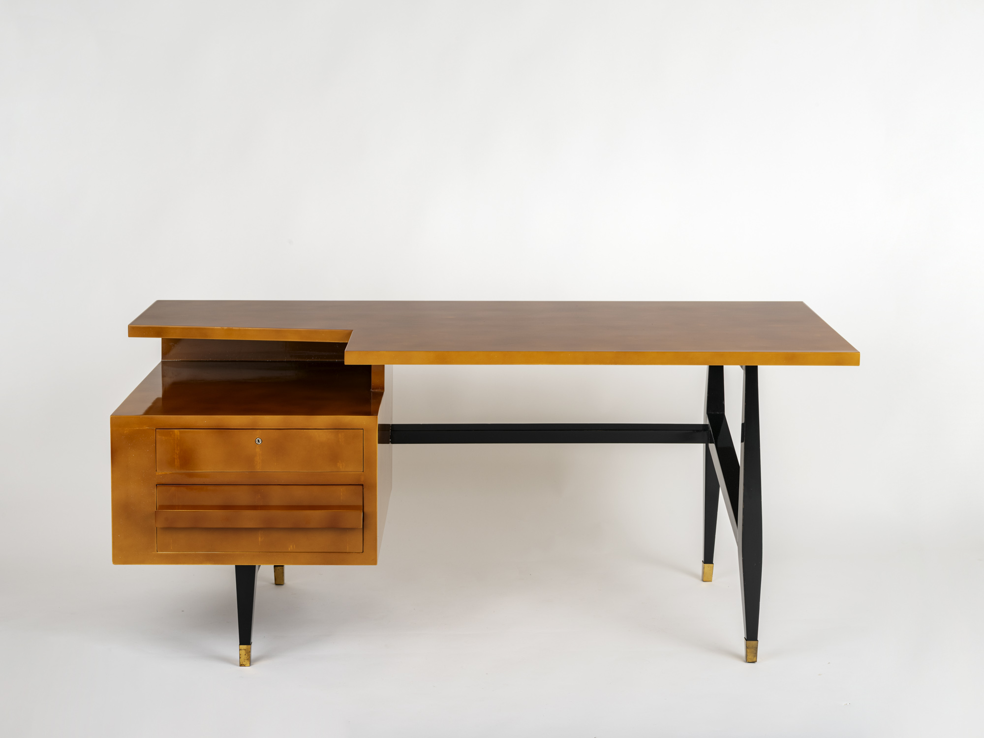 Bureau en laque, pièce unique, dans le livre de référence de Raphaël