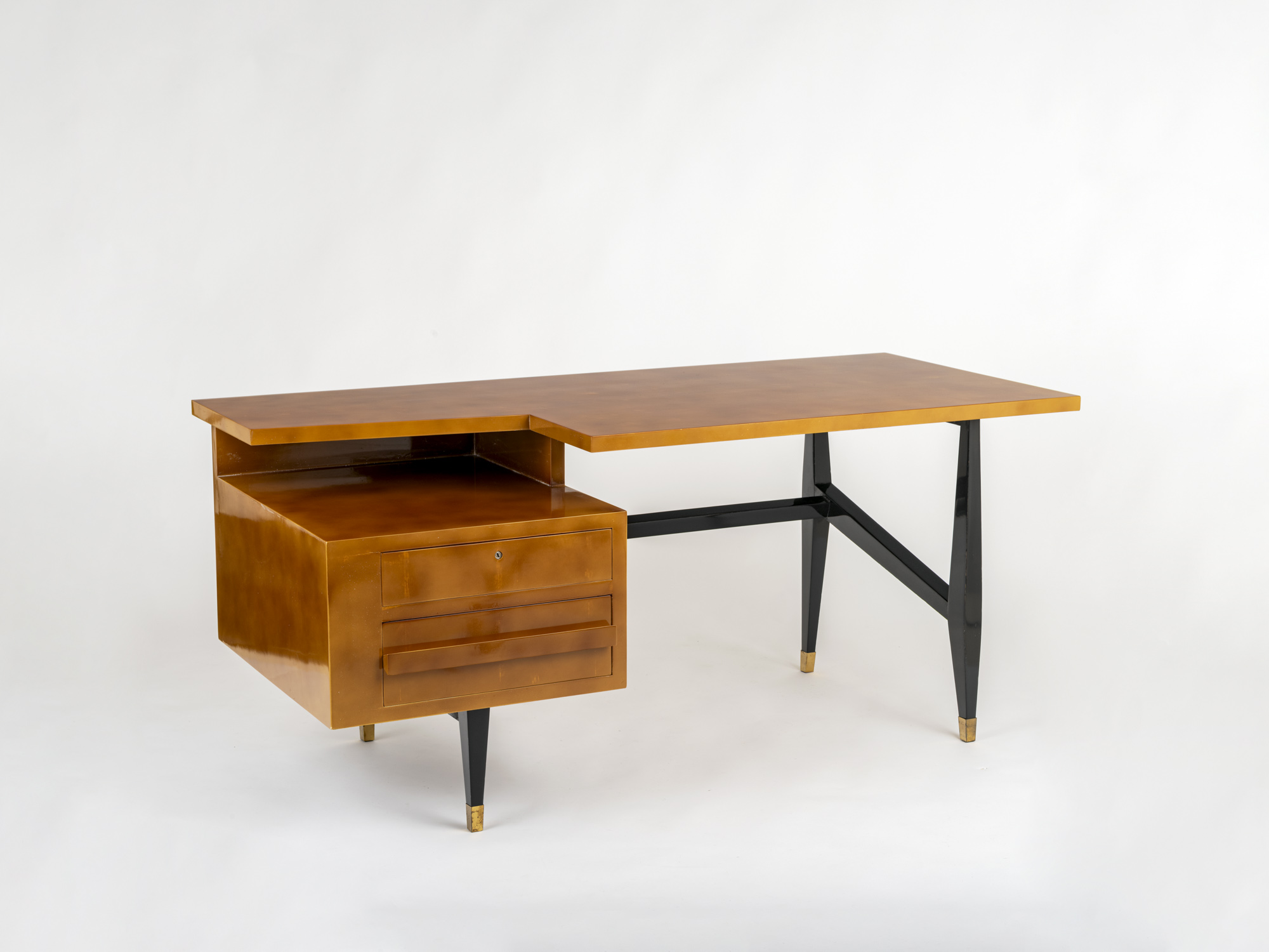 Bureau en laque, pièce unique, dans le livre de référence de Raphaël