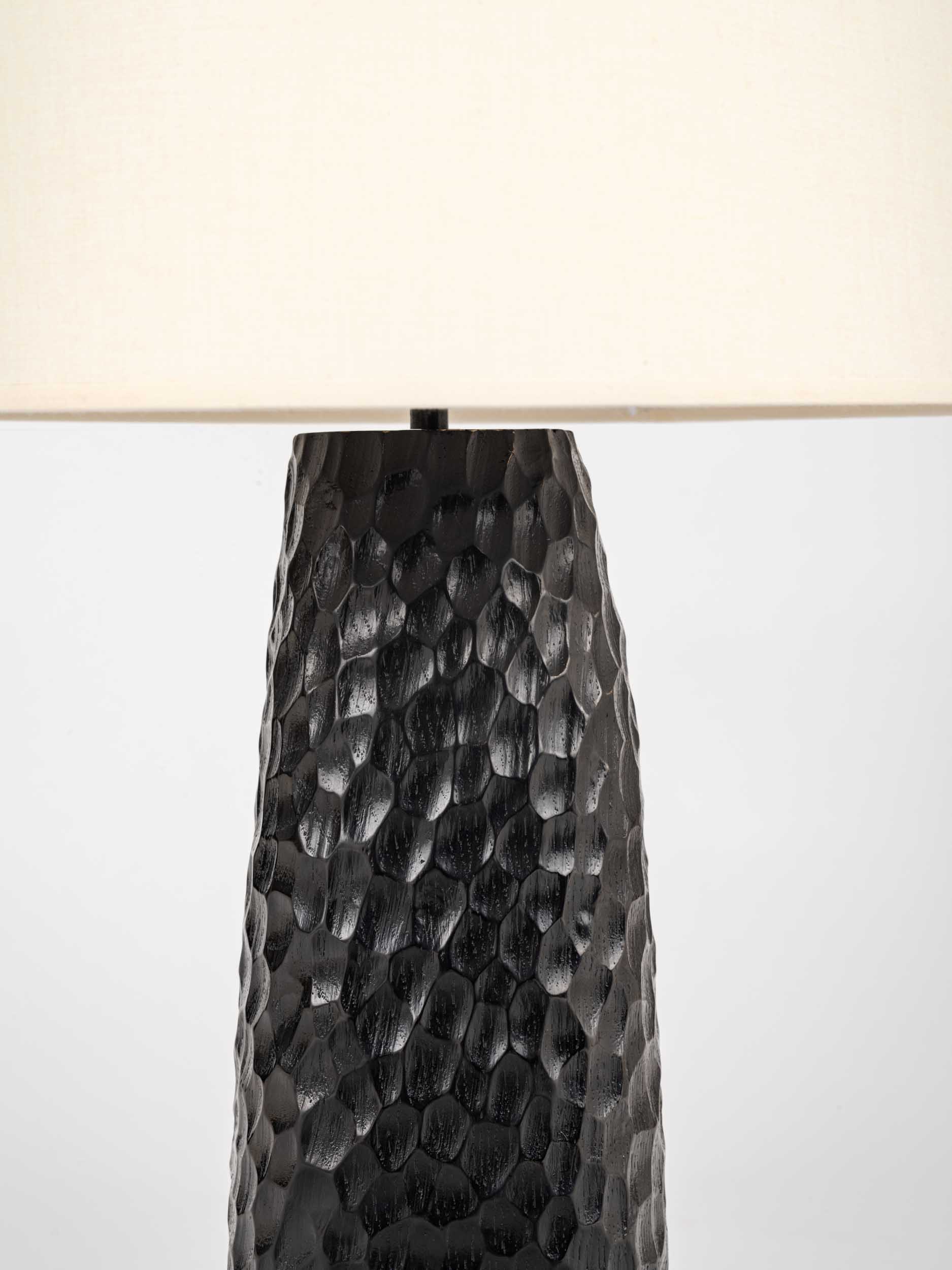 Lampe ALICE en bronze patiné, signée « Patrick Fourtin » et cachet du fondeur, 2026
Édition limitée à 12 exemplaires numérotés, accompagnés de leurs certificats d’authenticité.