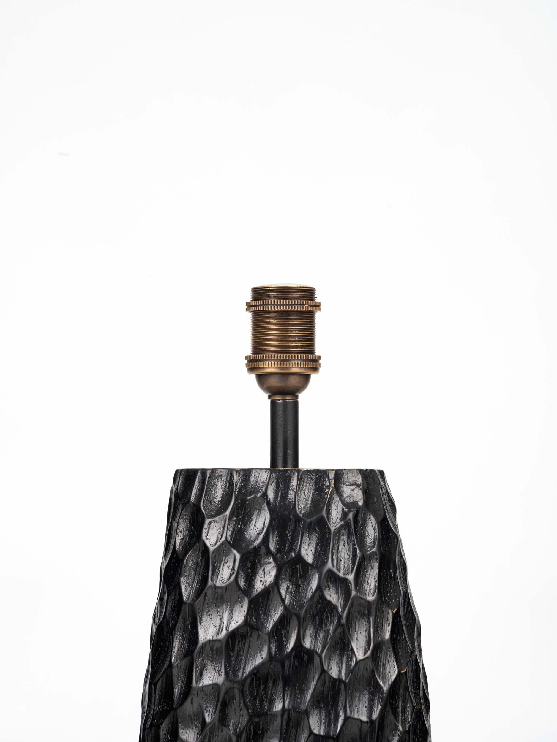 Lampe ALICE en bronze patiné, signée « Patrick Fourtin » et cachet du fondeur, 2026
Édition limitée à 12 exemplaires numérotés, accompagnés de leurs certificats d’authenticité.