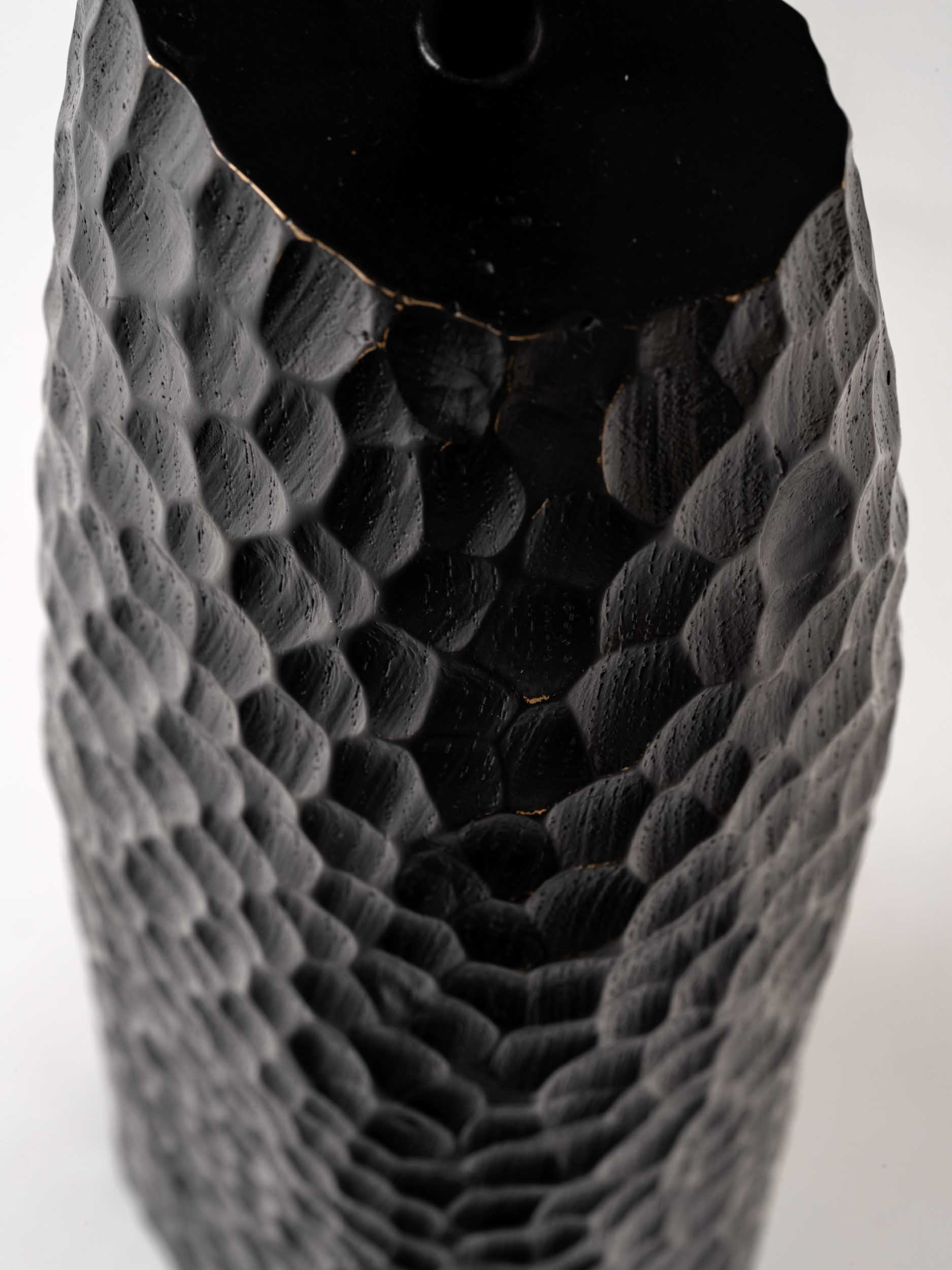 Lampe ALICE en bronze patiné, signée « Patrick Fourtin » et cachet du fondeur, 2026
Édition limitée à 12 exemplaires numérotés, accompagnés de leurs certificats d’authenticité.