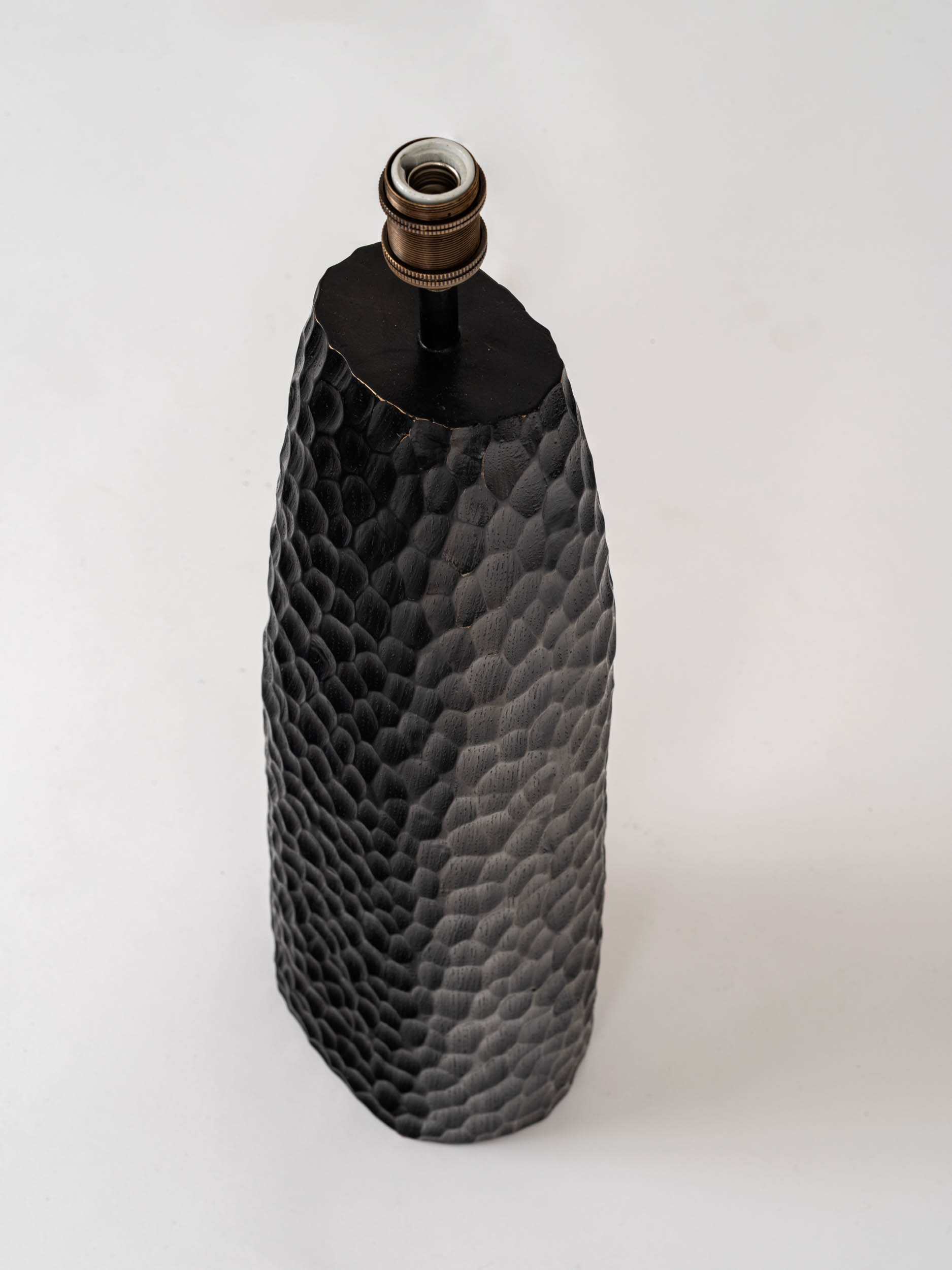 Lampe ALICE en bronze patiné, signée « Patrick Fourtin » et cachet du fondeur, 2026
Édition limitée à 12 exemplaires numérotés, accompagnés de leurs certificats d’authenticité.