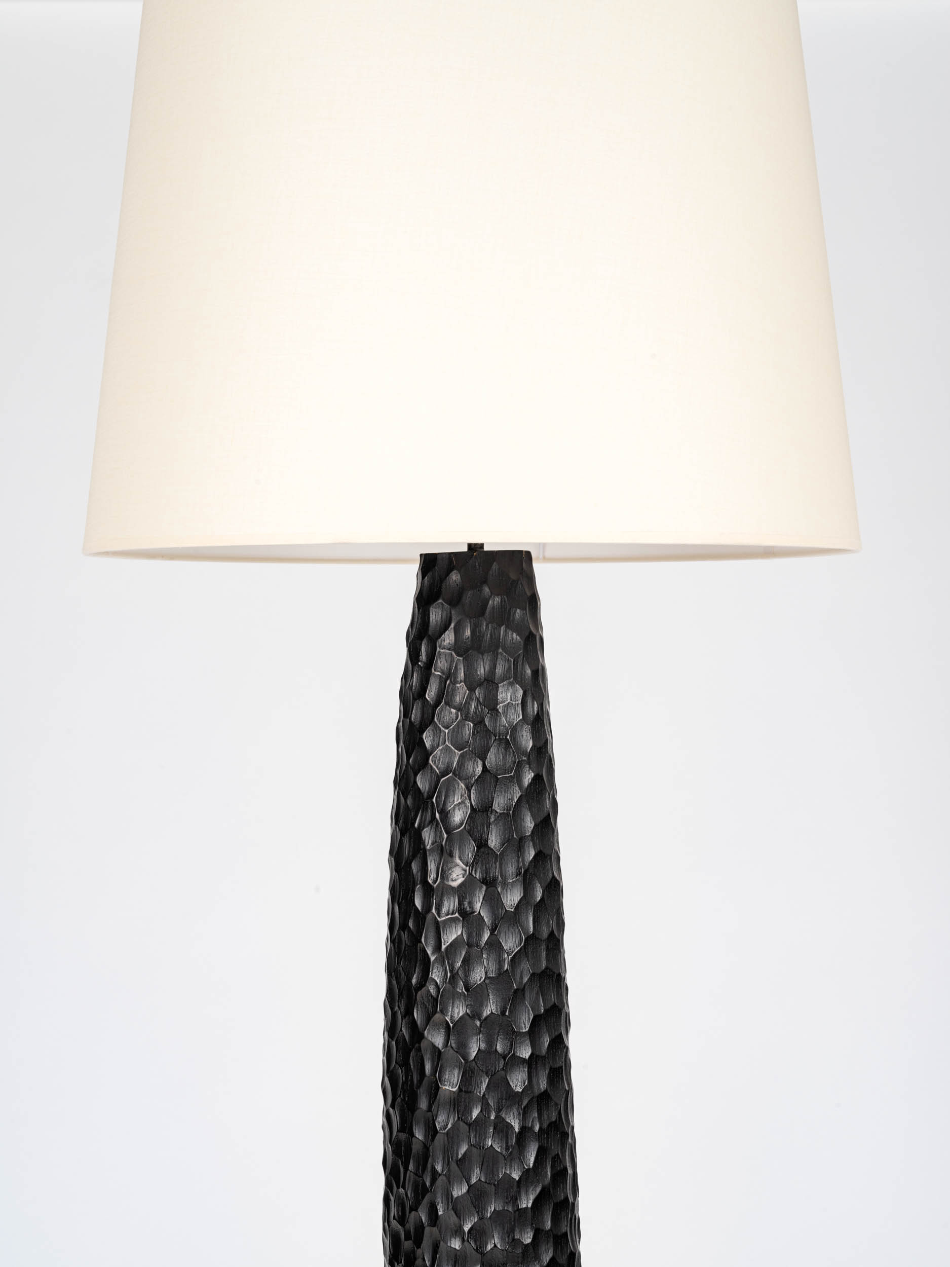 Lampadaire MARIUS en bronze patiné, signée « Patrick Fourtin » et cachet du fondeur, 2026
Édition limitée à 12 exemplaires numérotés, accompagnés de leurs certificats d’authenticité.