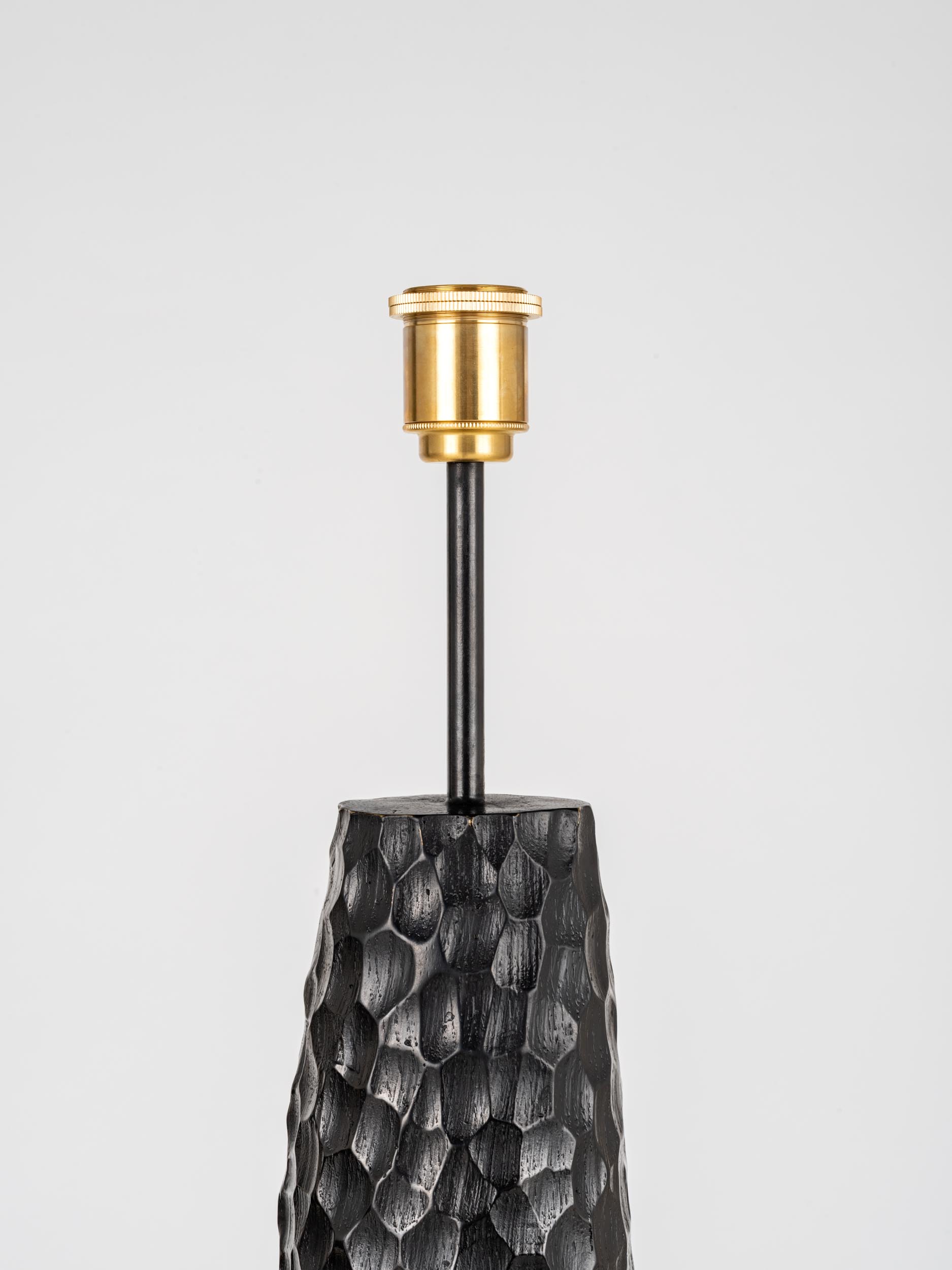 Lampadaire MARIUS en bronze patiné, signée « Patrick Fourtin » et cachet du fondeur, 2026
Édition limitée à 12 exemplaires numérotés, accompagnés de leurs certificats d’authenticité.