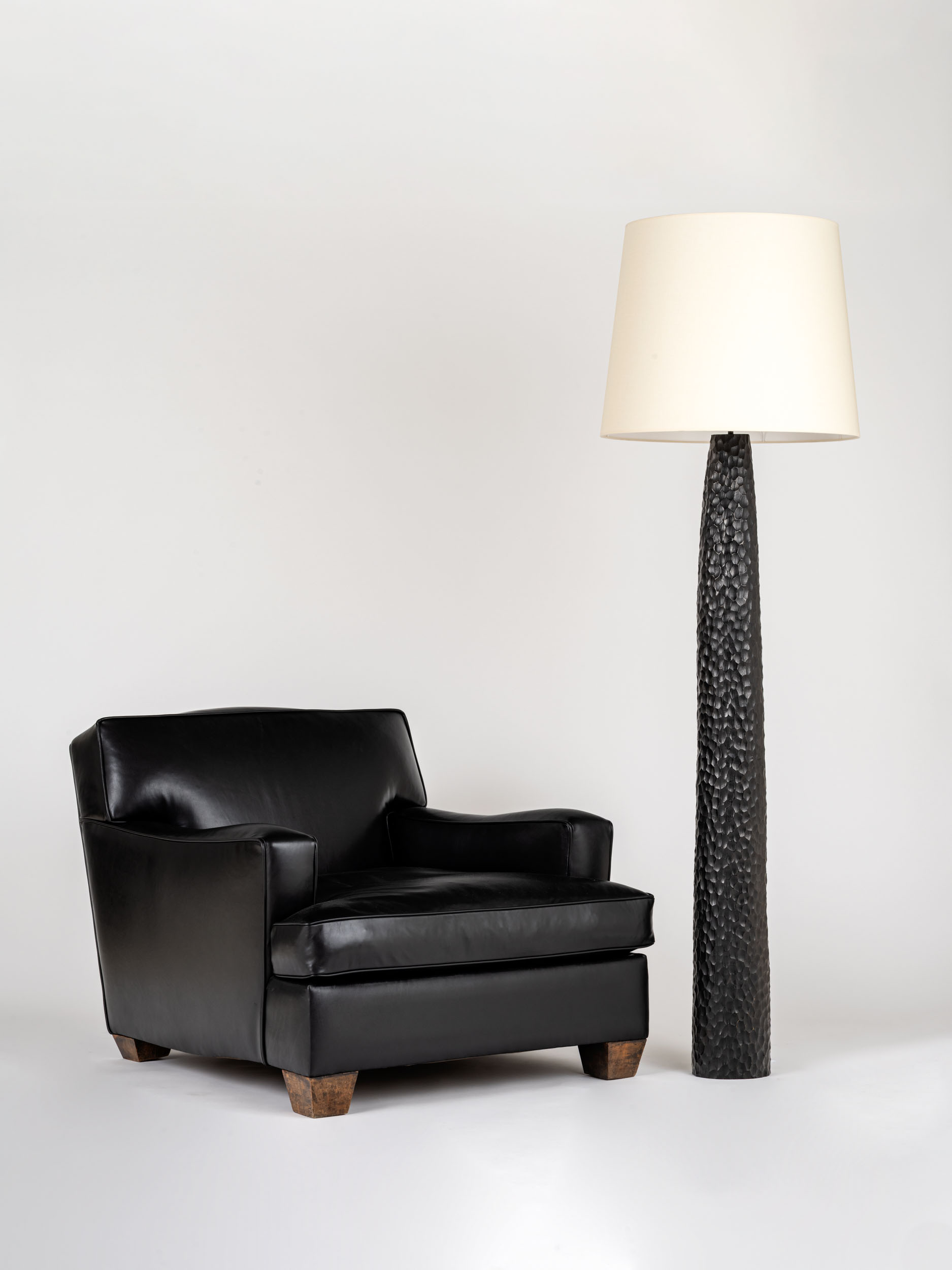 Lampadaire MARIUS en bronze patiné, signée « Patrick Fourtin » et cachet du fondeur, 2026
Édition limitée à 12 exemplaires numérotés, accompagnés de leurs certificats d’authenticité.