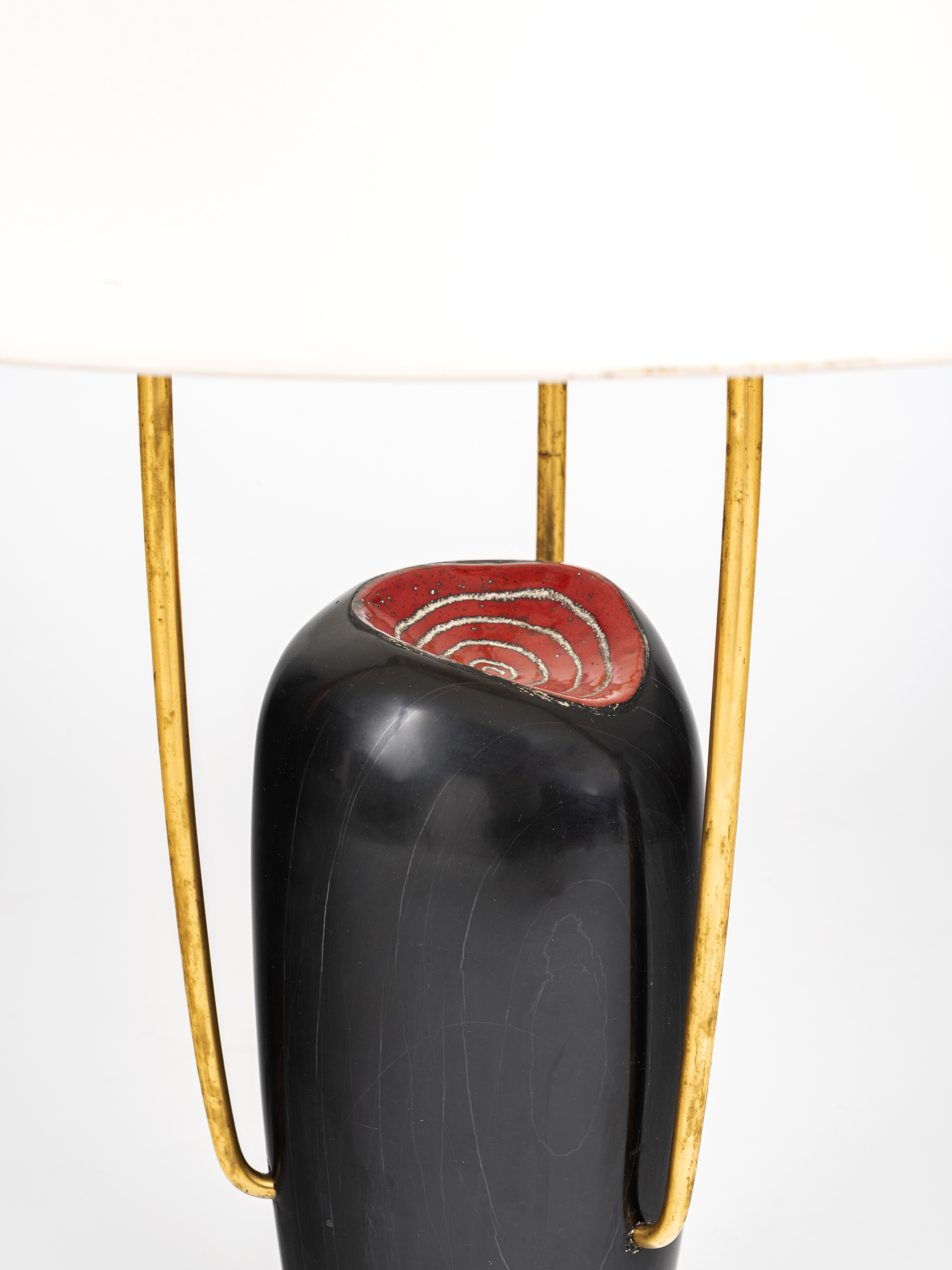 Lampe en pierre noire, céramique rouge et laiton doré, pièce unique, réalisée pour « Le Salon des Arts Ménagers » de 1952