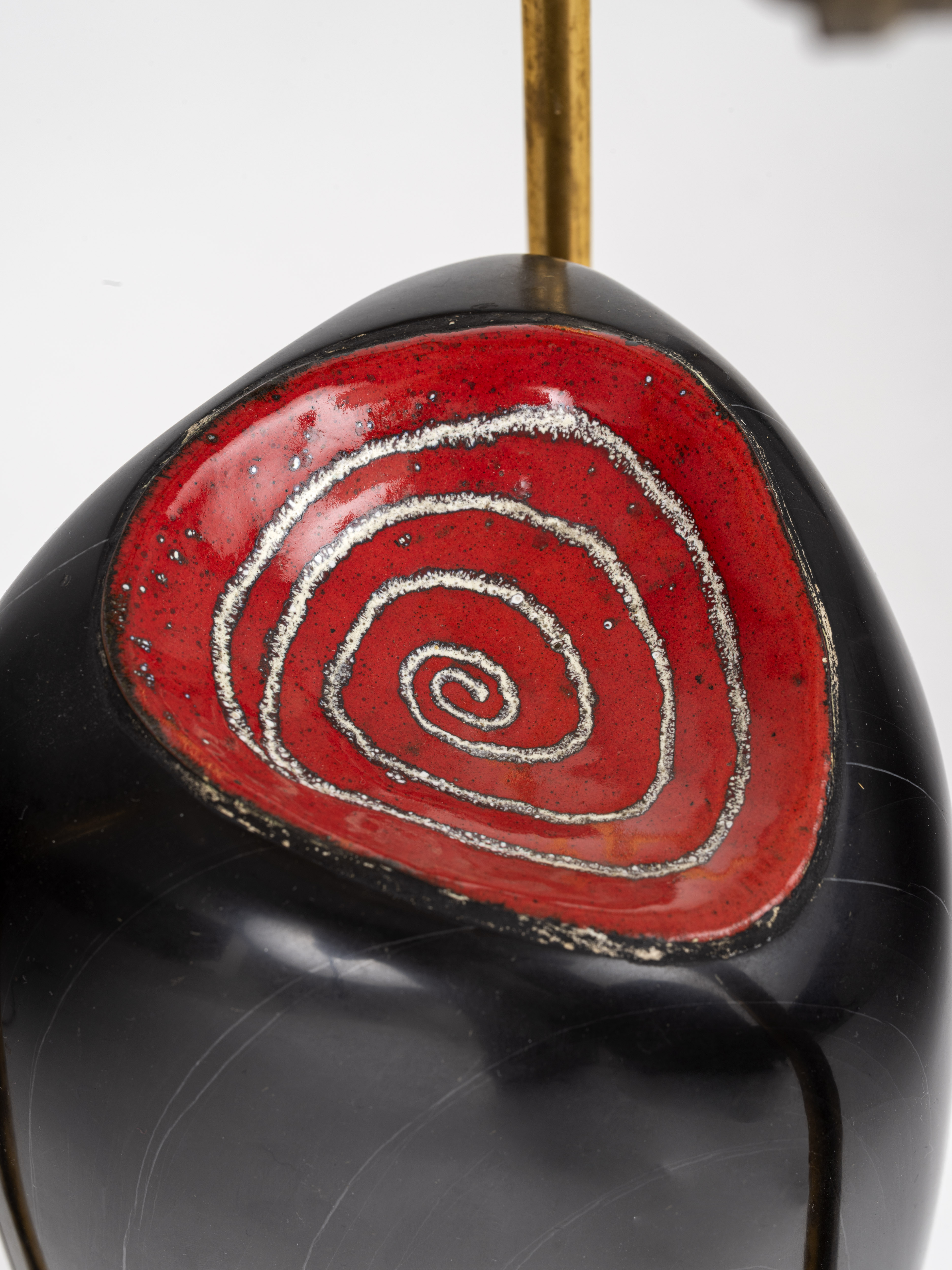 Lampe en pierre noire, céramique rouge et laiton doré, pièce unique, réalisée pour « Le Salon des Arts Ménagers » de 1952
