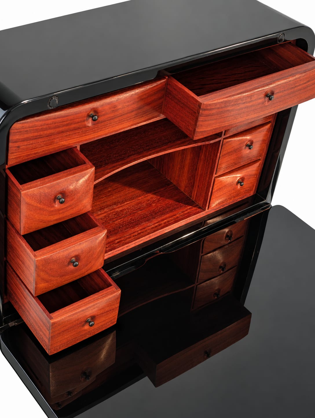 François Cante-Pacos pour Pierre Cardin, secrétaire « Espace », bois laqué noir avec abattant sculpté, deux portes et tiroirs compartimentés à l'intérieur, pièce unique, 1972
Illustré dans l'ouvrage de référence « Pierre Cardin Evolution » de Benjamin Loyauté