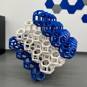 Pieza organica de decoración impresa en 3D de color blanca y azul