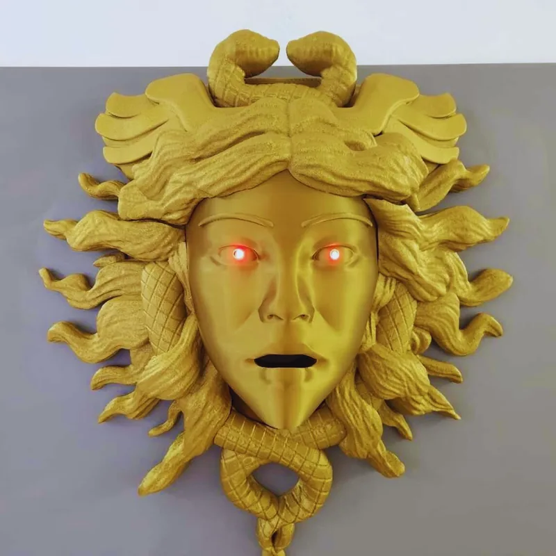 Escultura dorada impresa en 3D con acabado premium