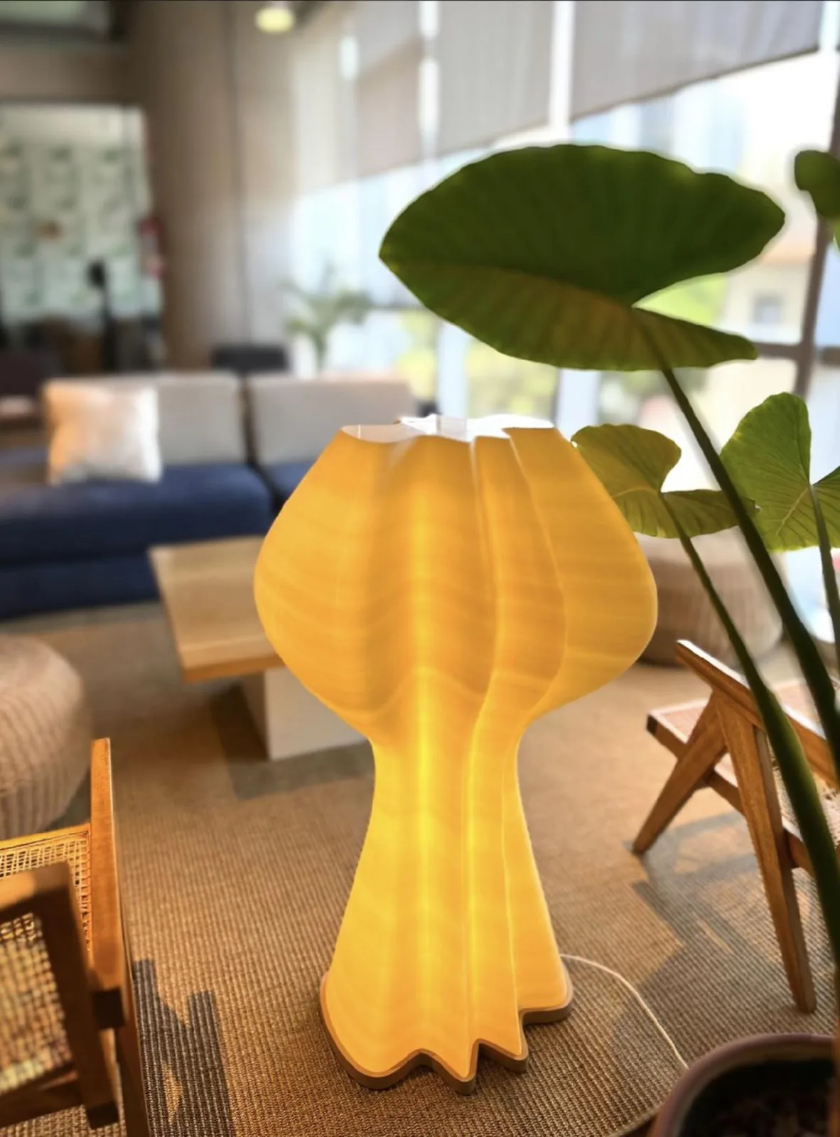 Lámpara decorativa de diseño orgánico impresa en 3D e iluminada en CDMX