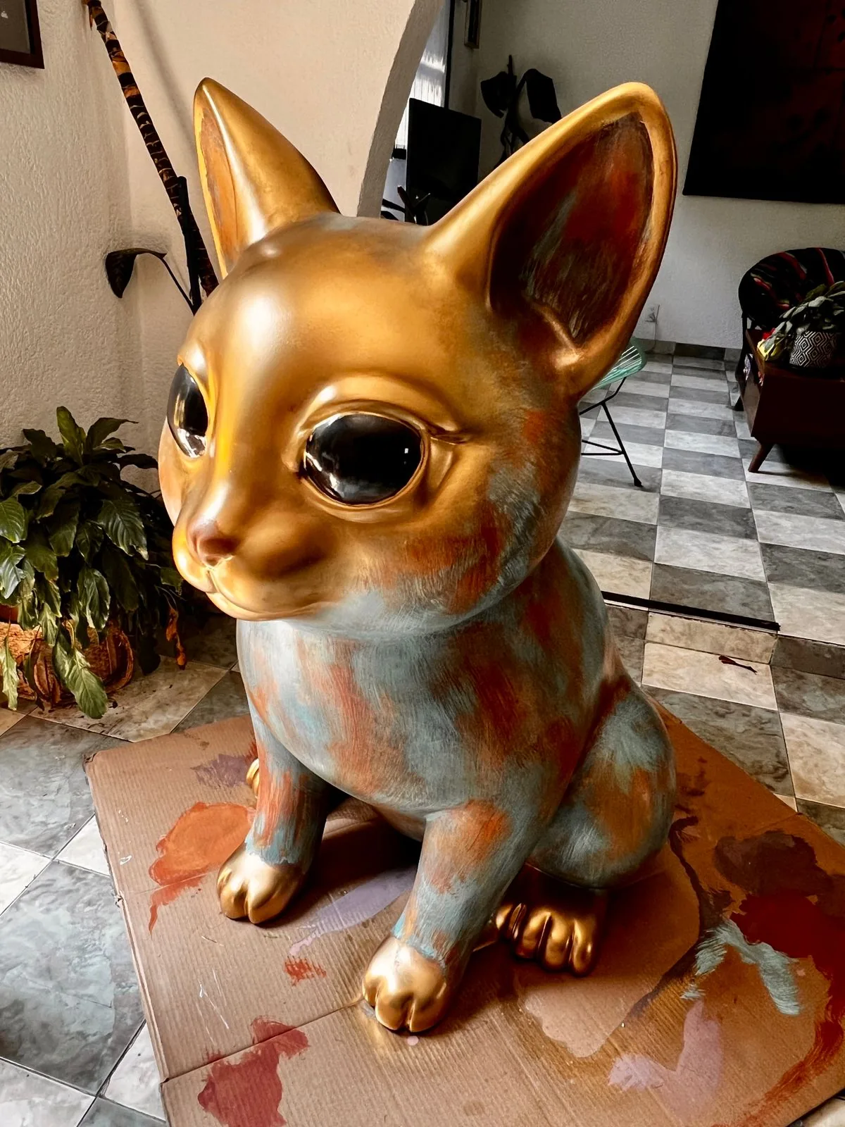 Escultura de perro chihuahua en acabado dorado impresa en 3D en CDMX
